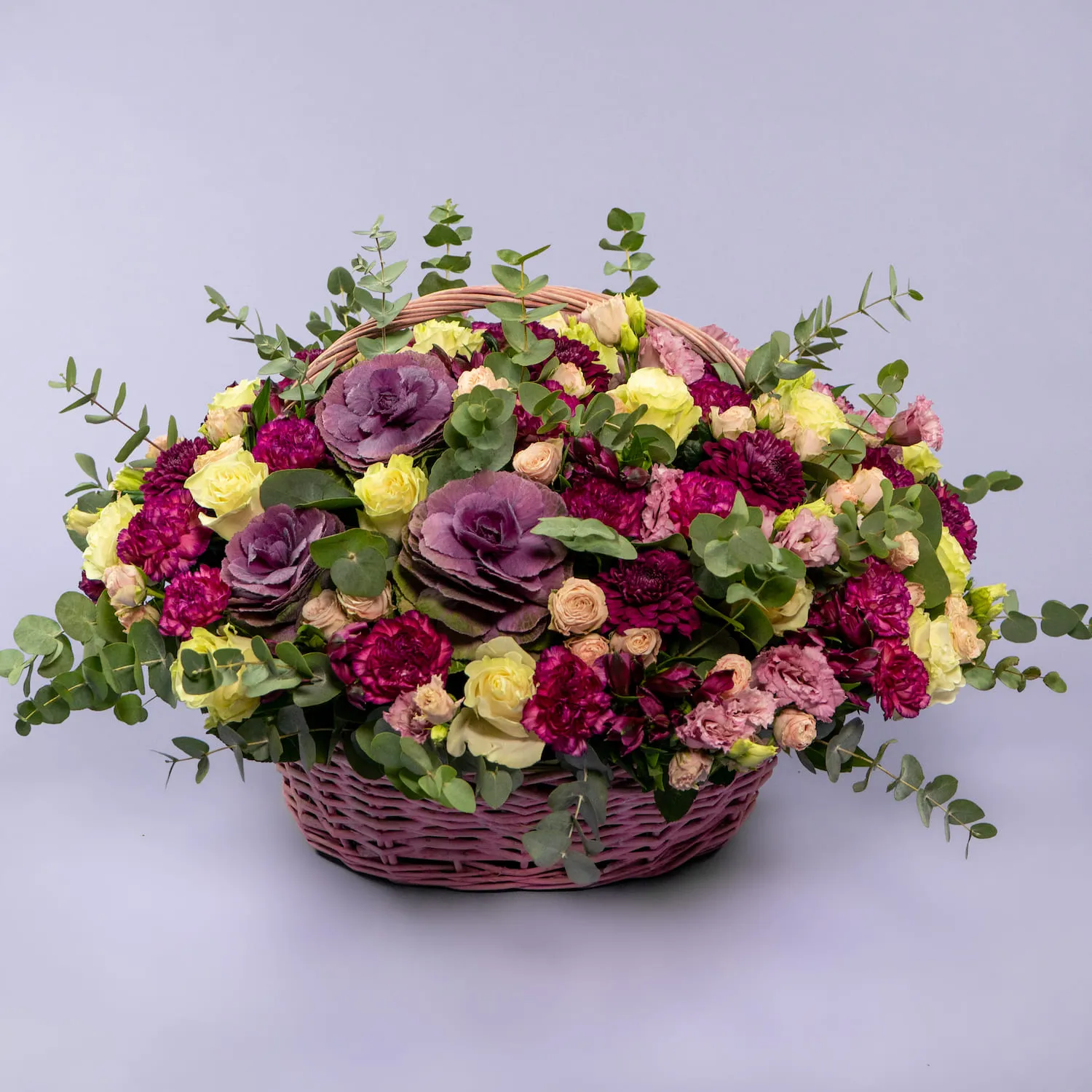 Розы микс и гвоздики в корзине