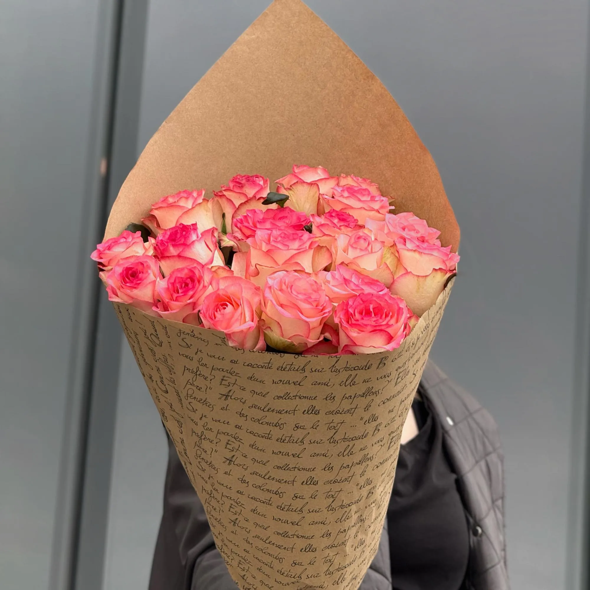 Букет из 19 розово-белых роз (70 см)