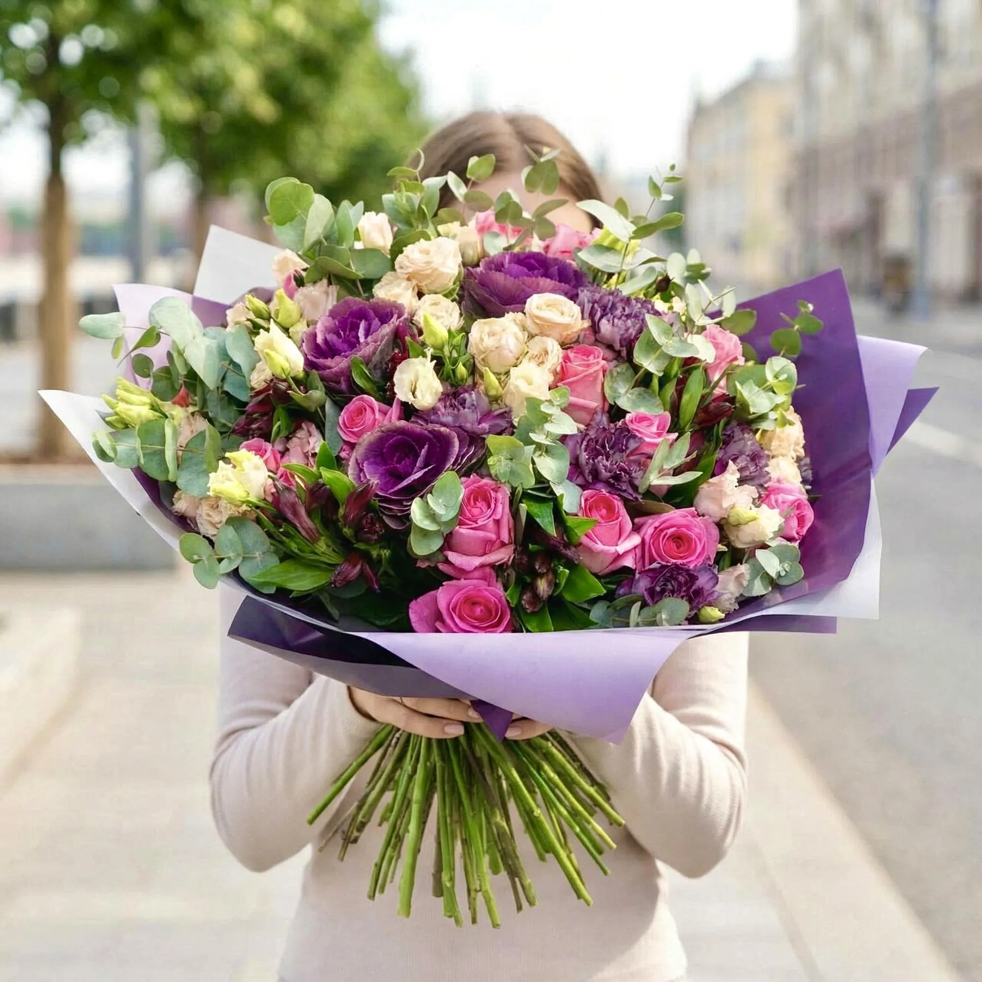 Букет из роз, гвоздик и брассики