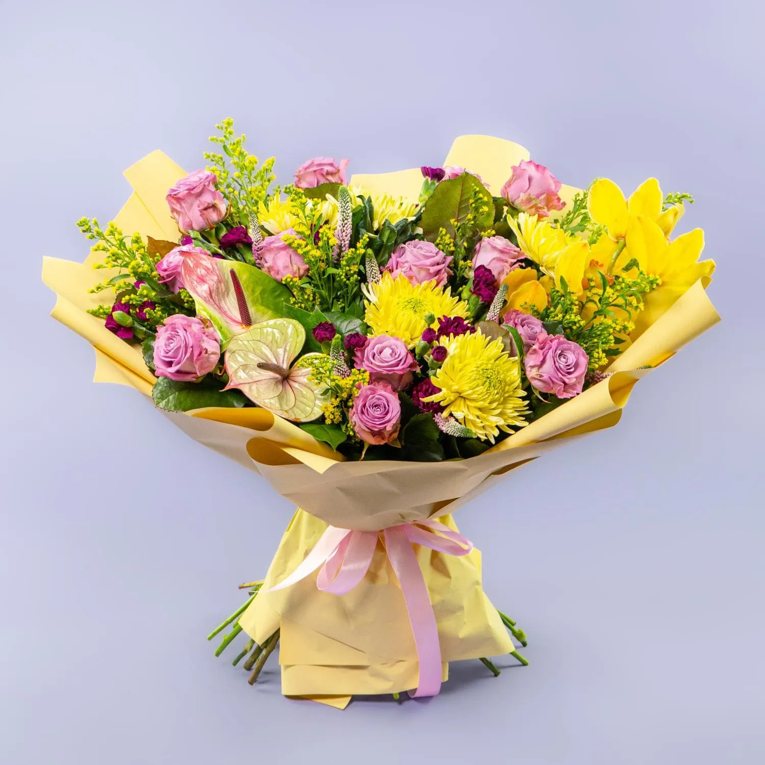 Букет из роз, антуриума и хризантем