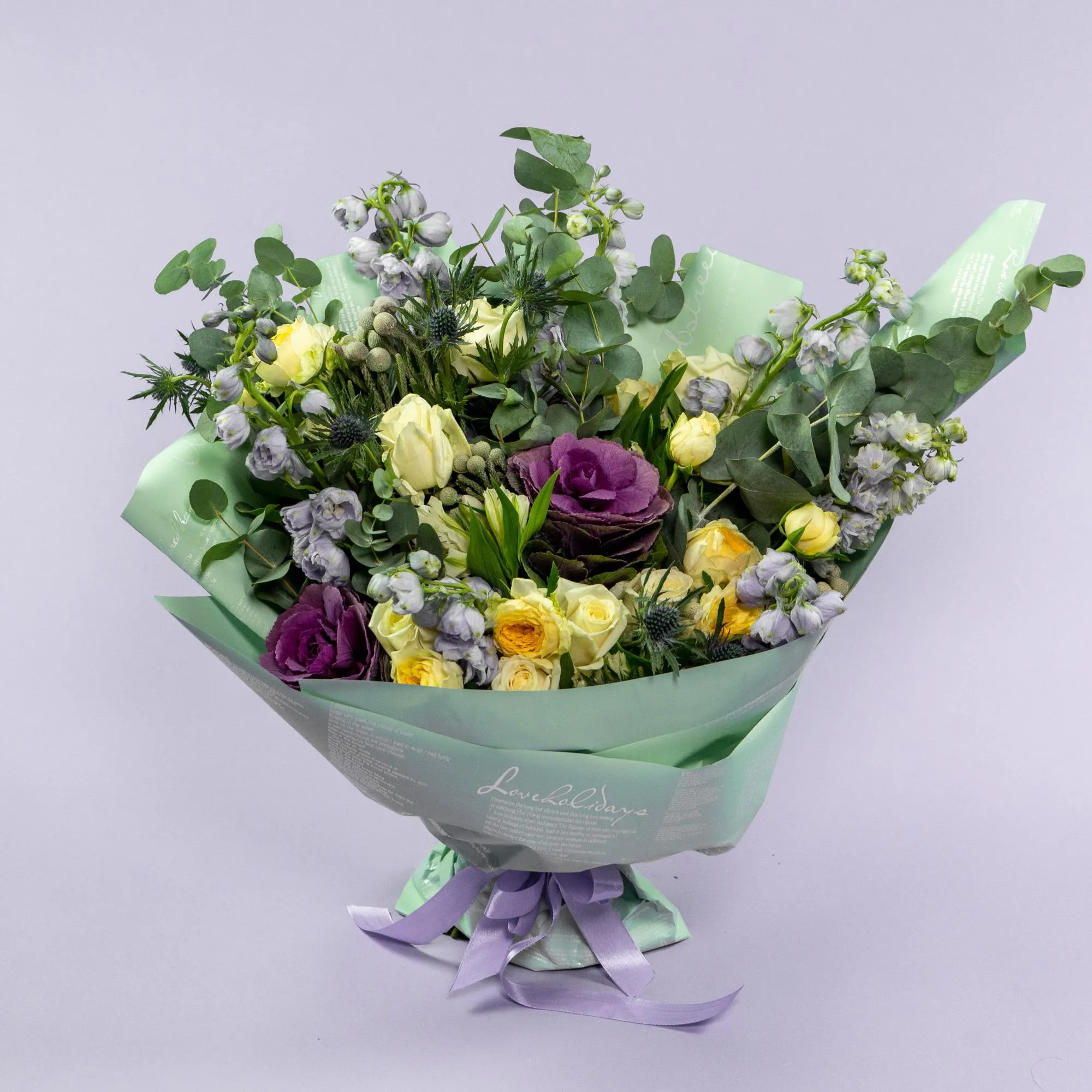 Букет из роз микс и дельфиниумов