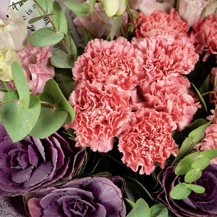 Букет из гвоздик и брассики