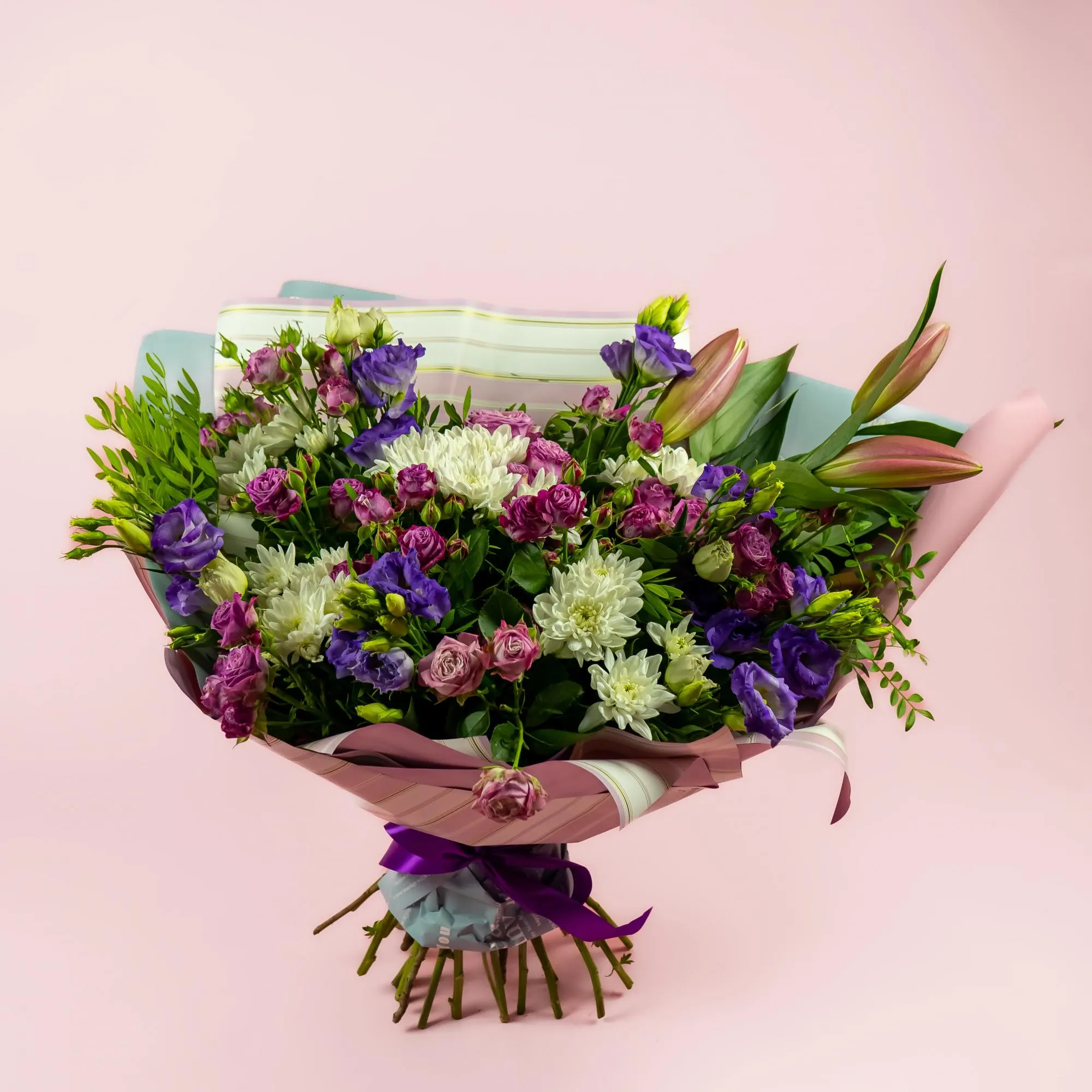 Букет из роз, эустом и лилии