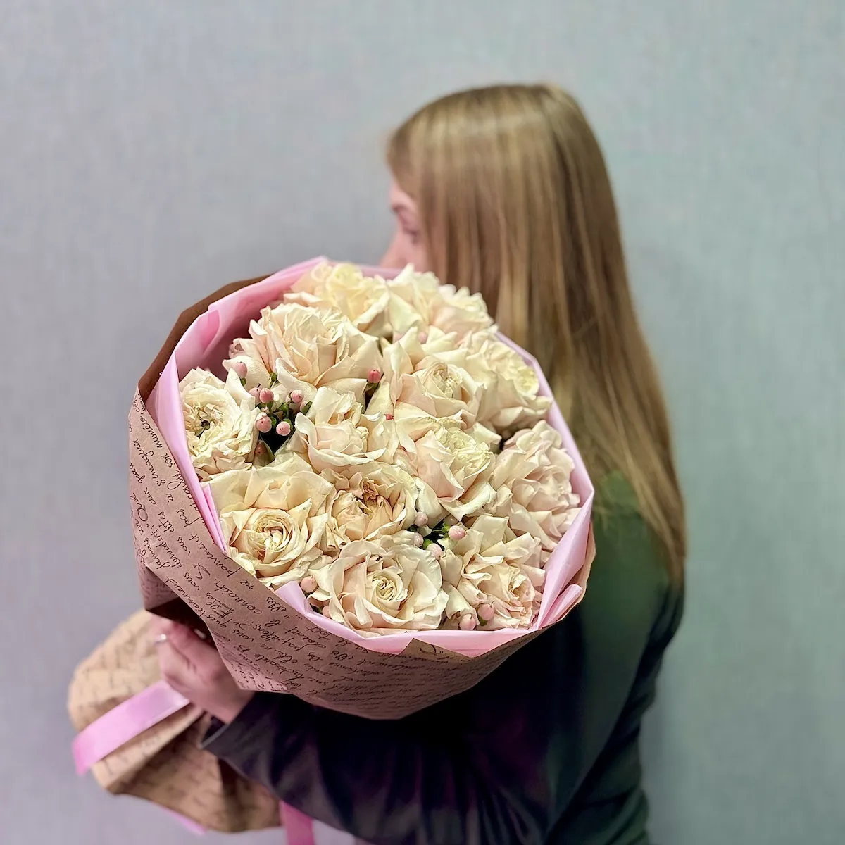 Букет из роз эквадор и гиперикумов