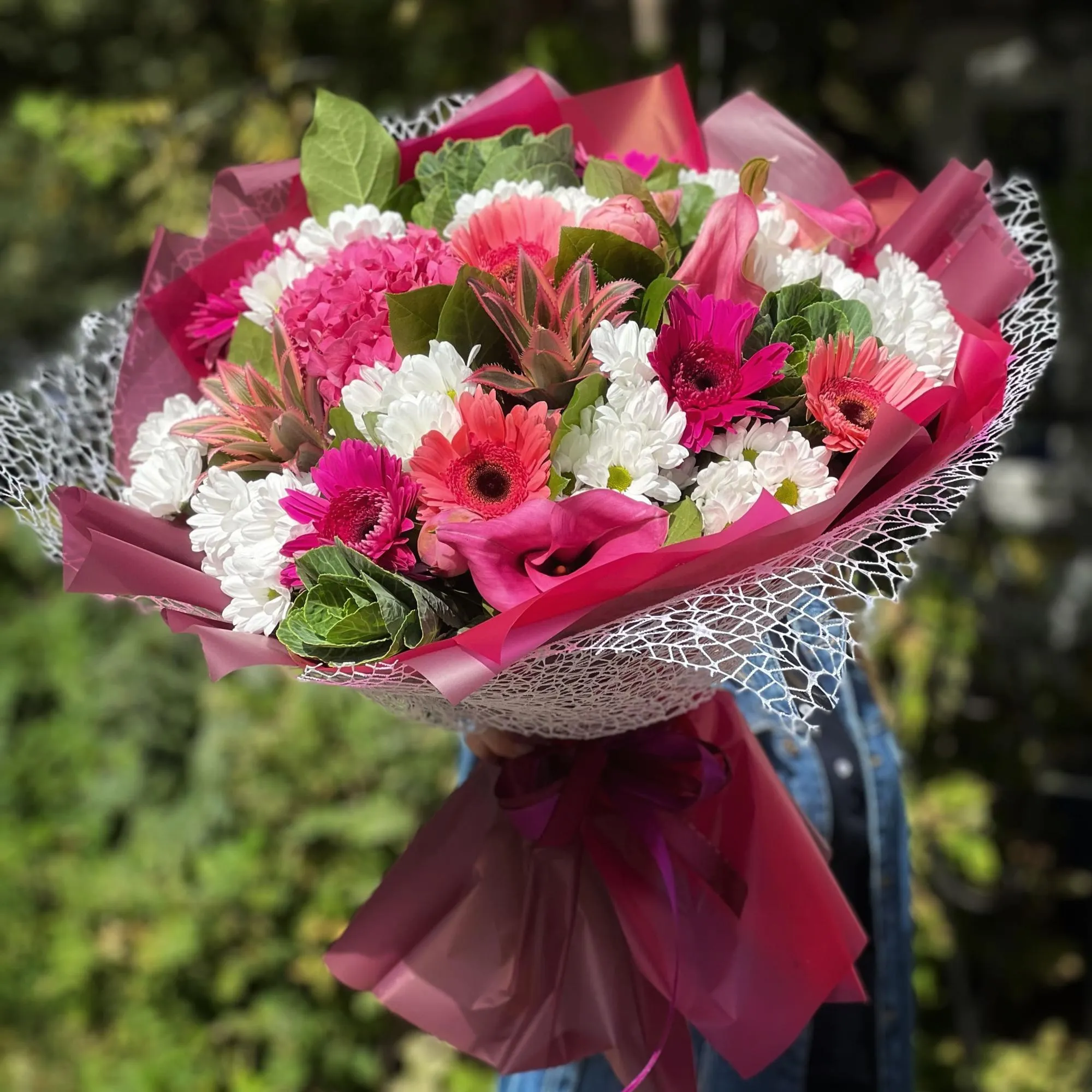 Букет из хризантем, гербер и брасики