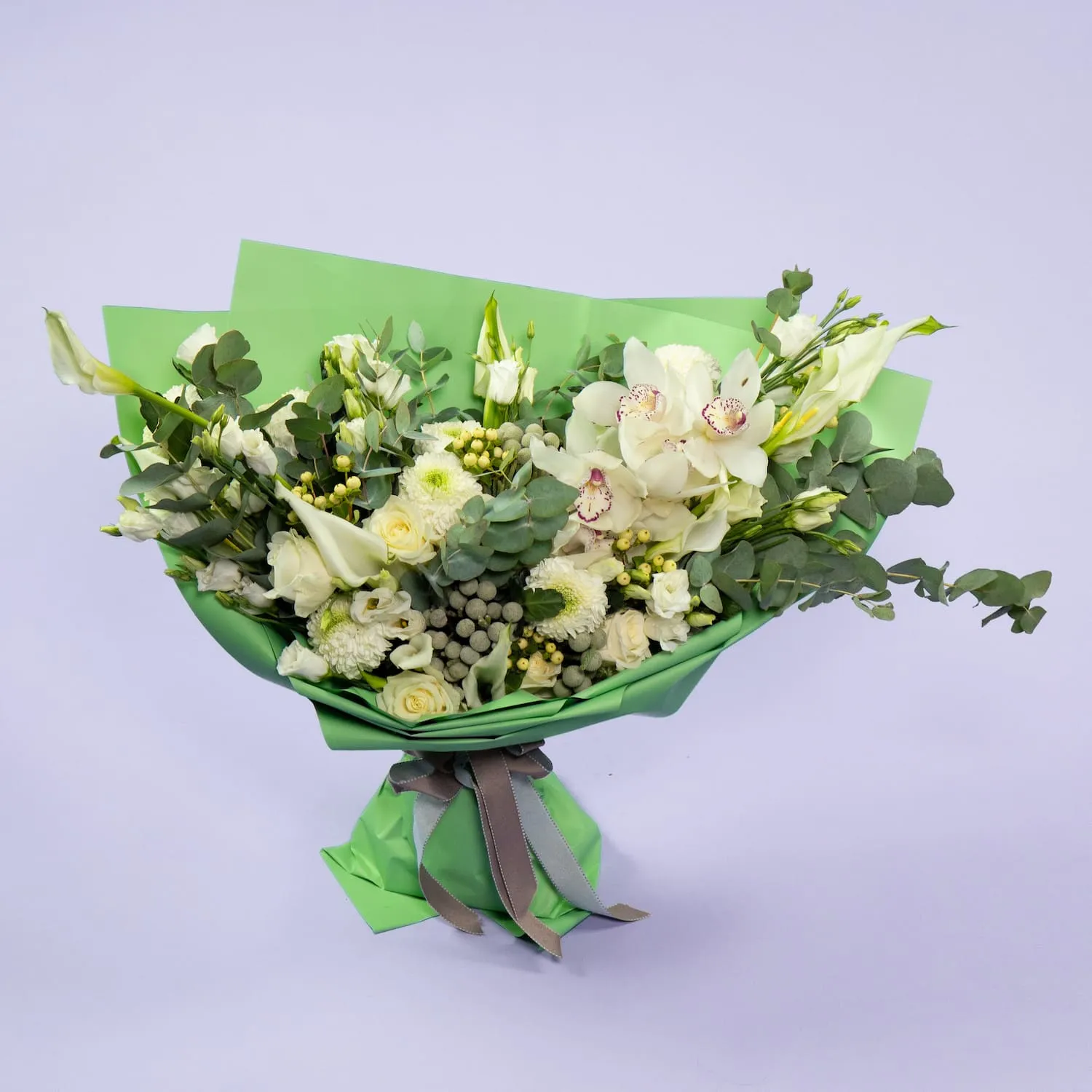 Букет из калл, роз и белой орхидеи