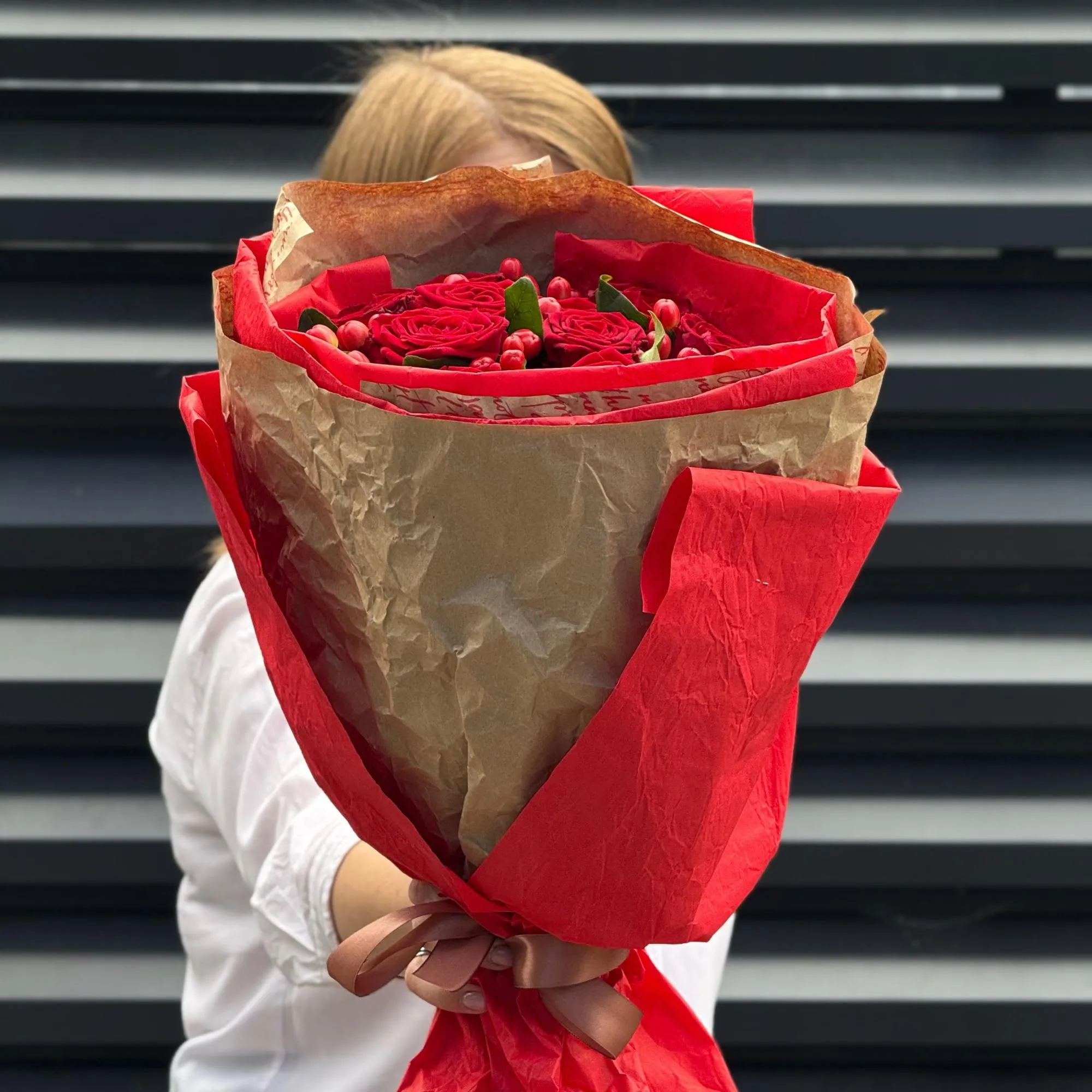 Букет из роз и гиперикума