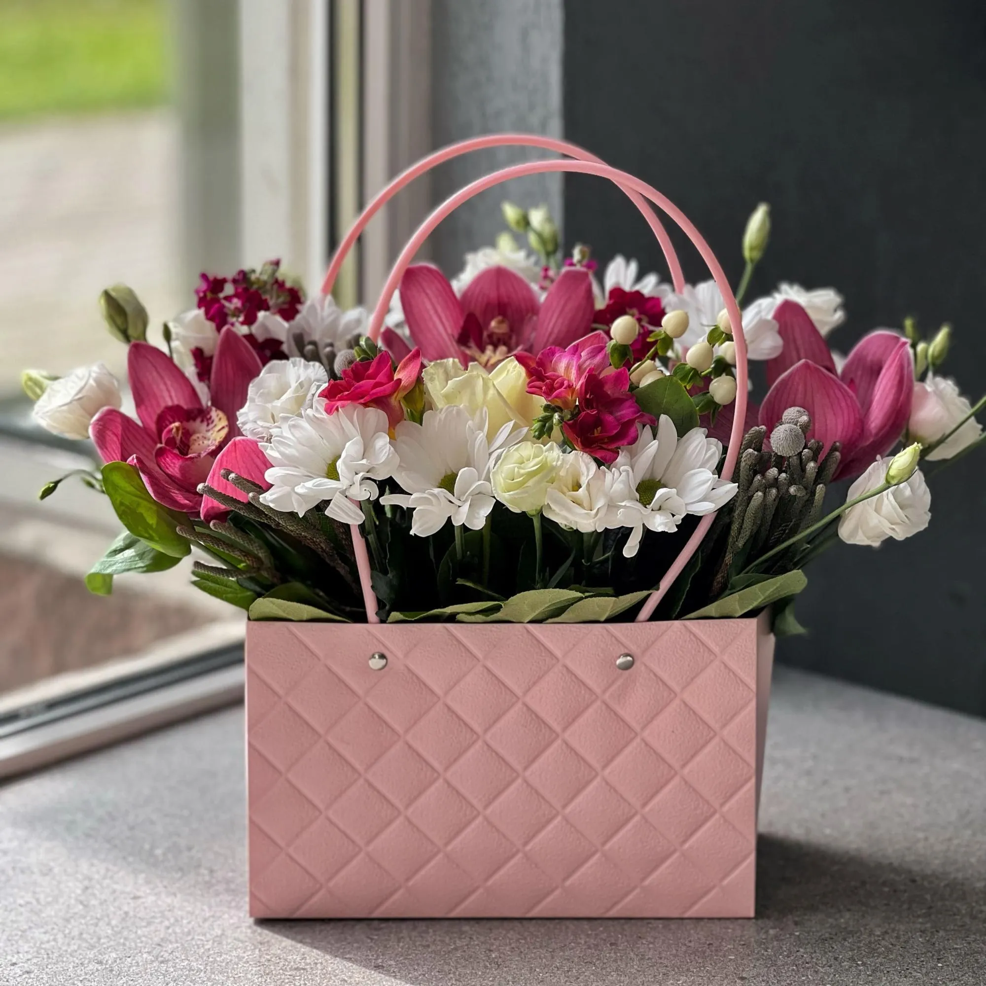 Хризантемы, розы и эустомы в коробке