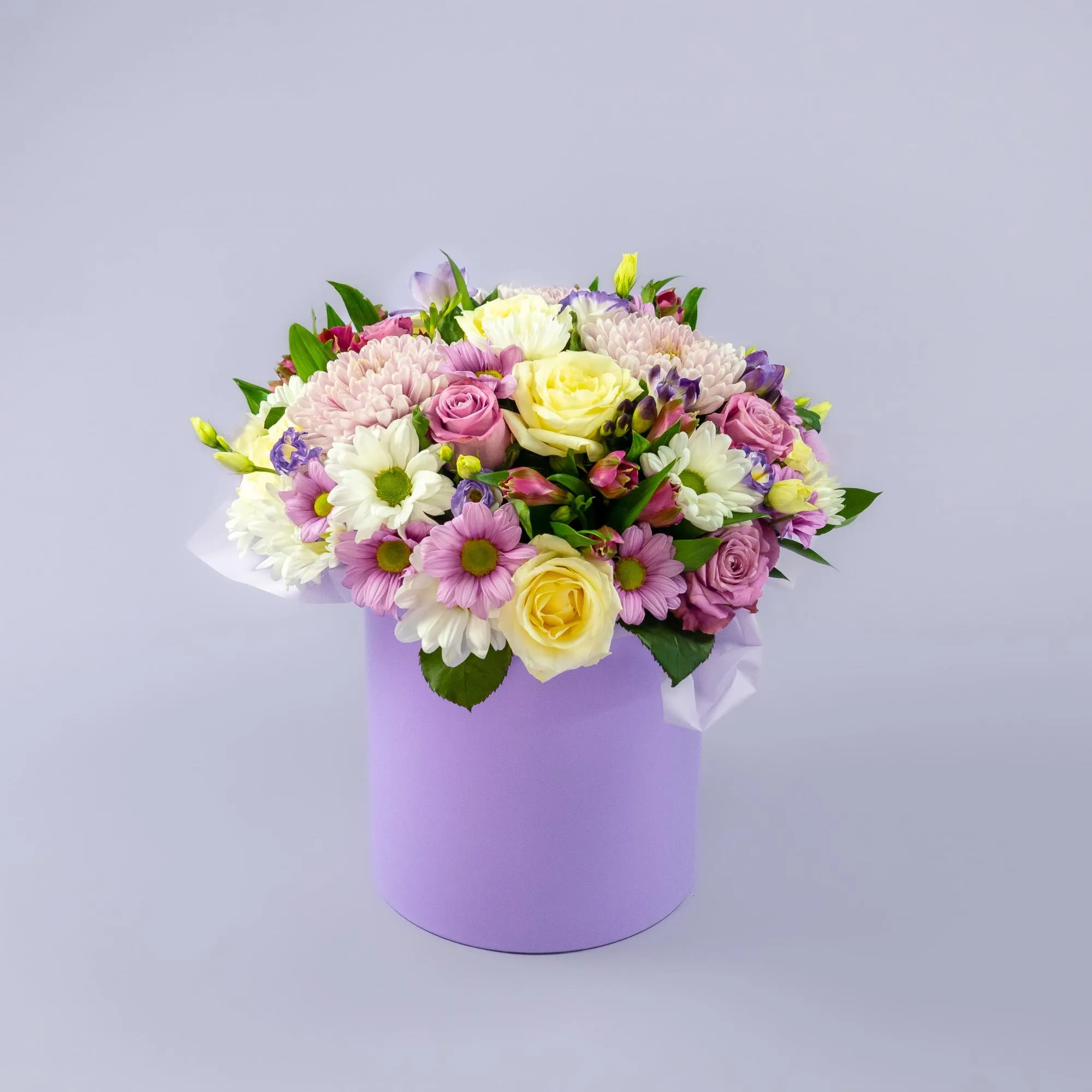 Хризантемы микс и розы (40 см) в коробке