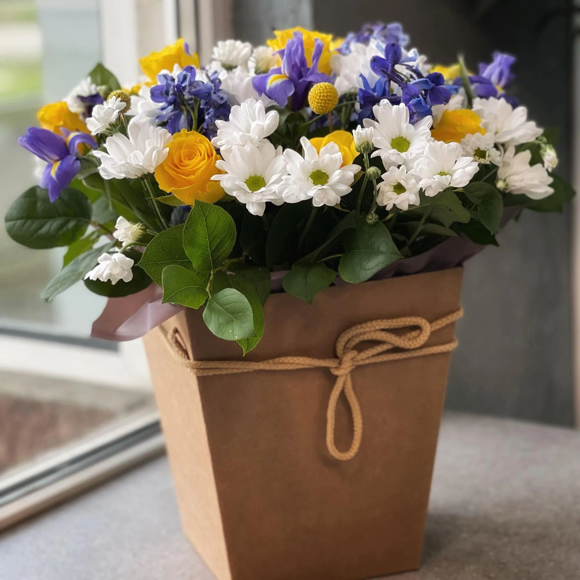 Розы, хризантемы и краспедии в коробке