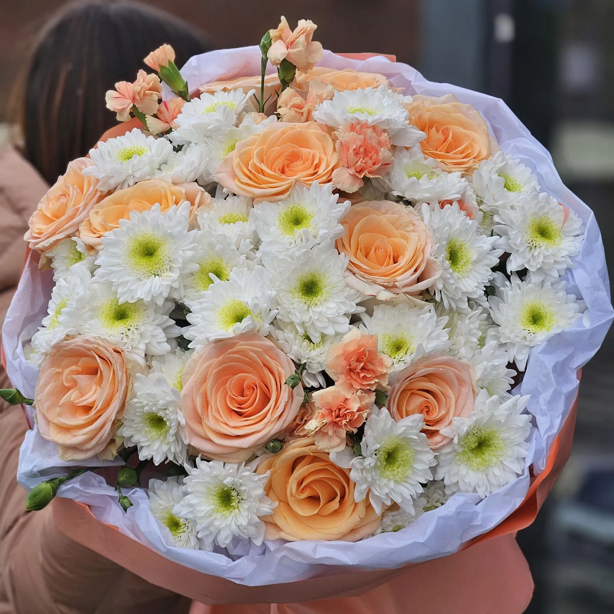 Букет роз, гвозик и хризантем