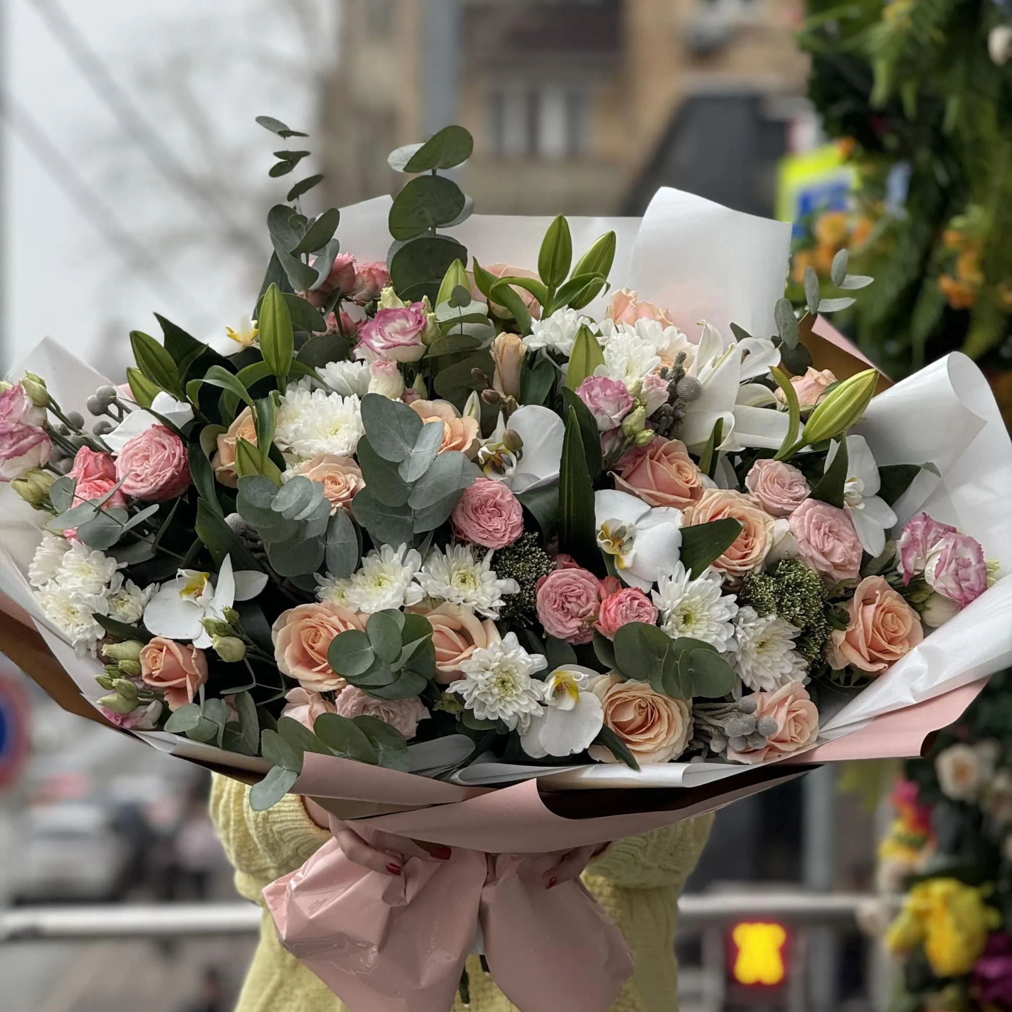 Букет из роз, хризантем и эустомы