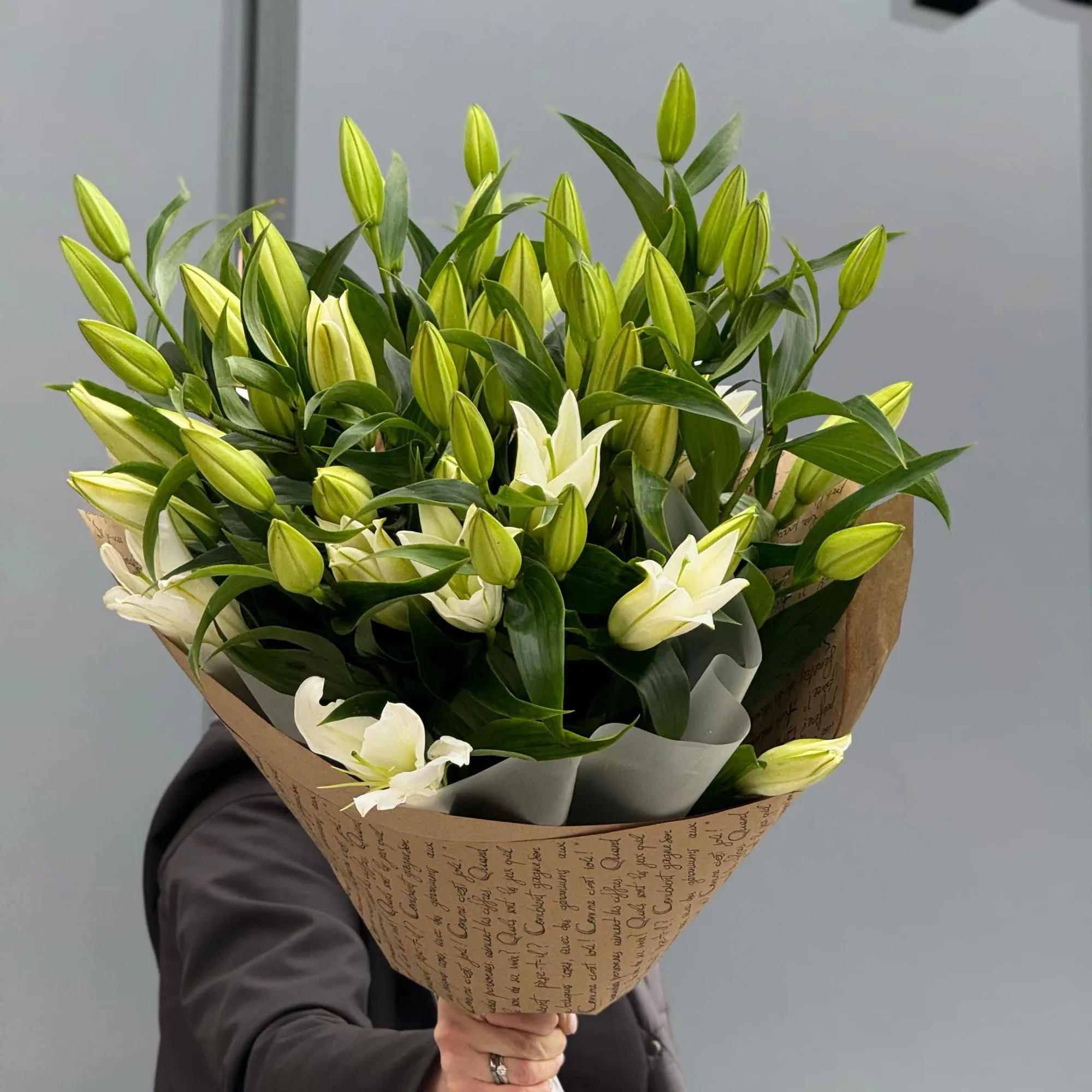 Букет из 11 бело-зелёных лилий