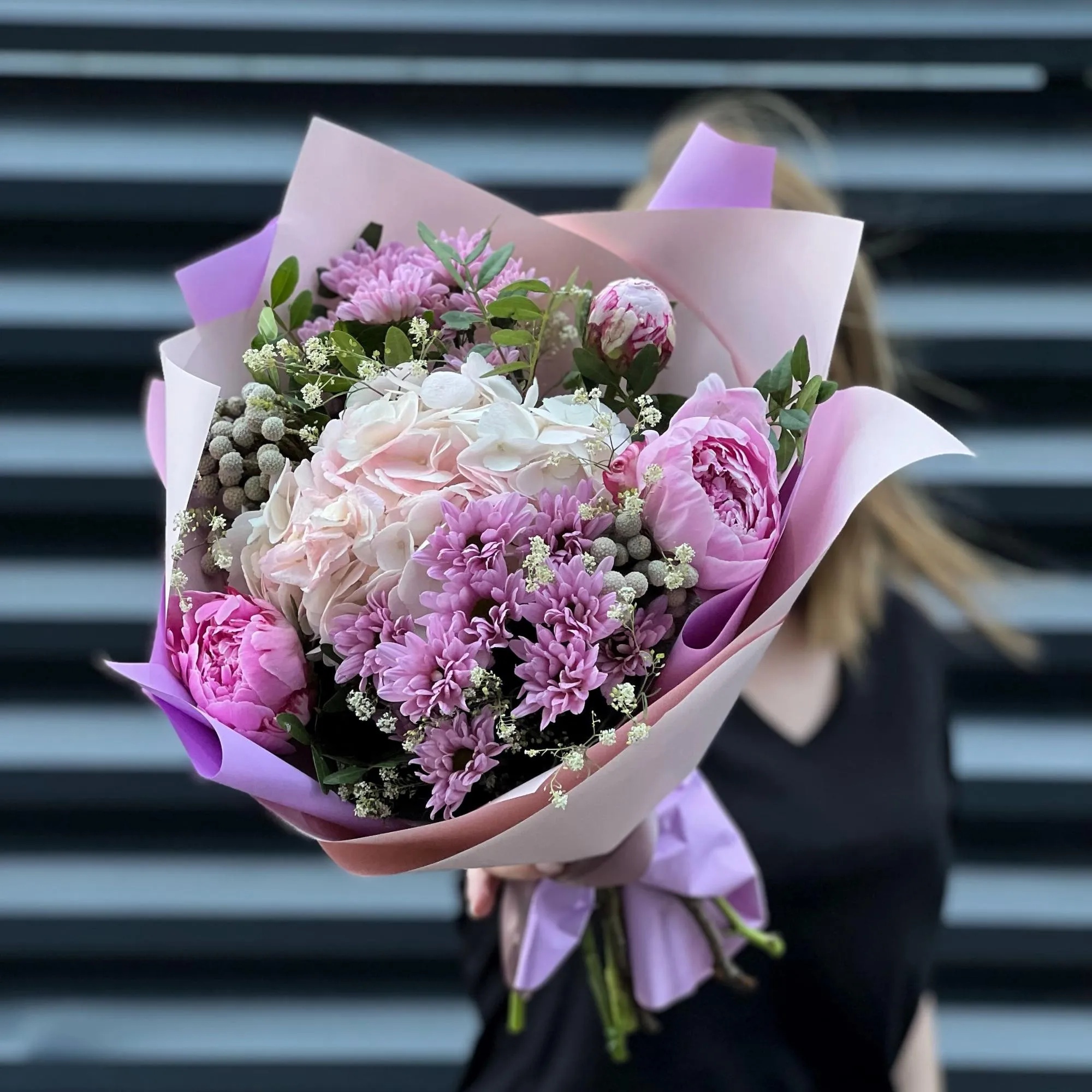 Букет из хризантем и брунии