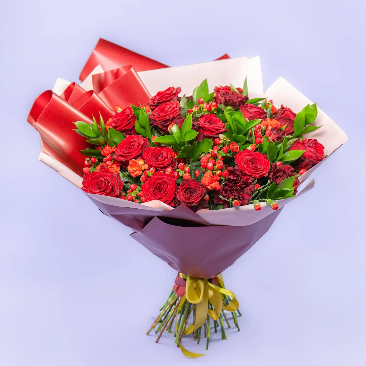 Букет из алых роз и гвоздик