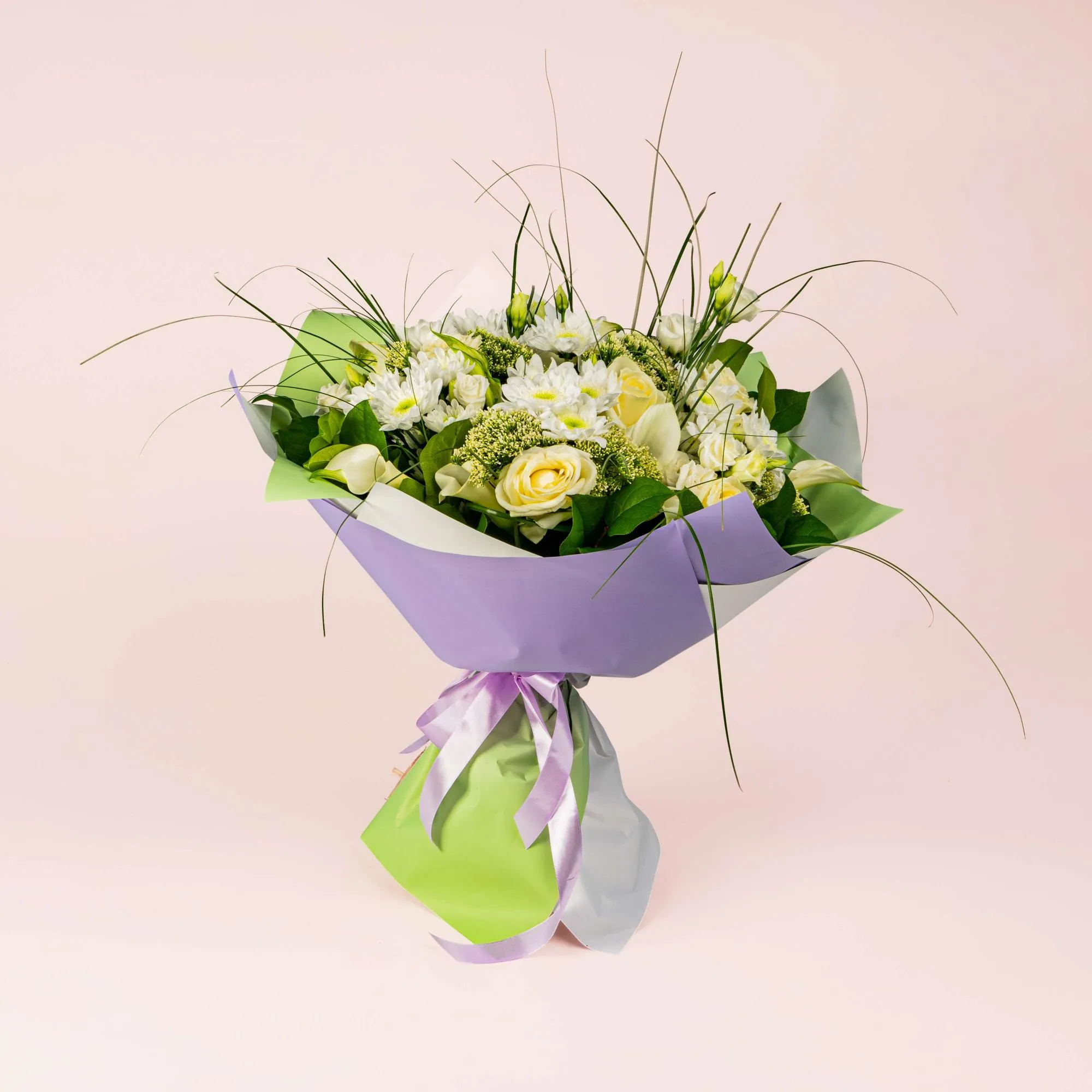 Белые каллы, розы и хризантемы