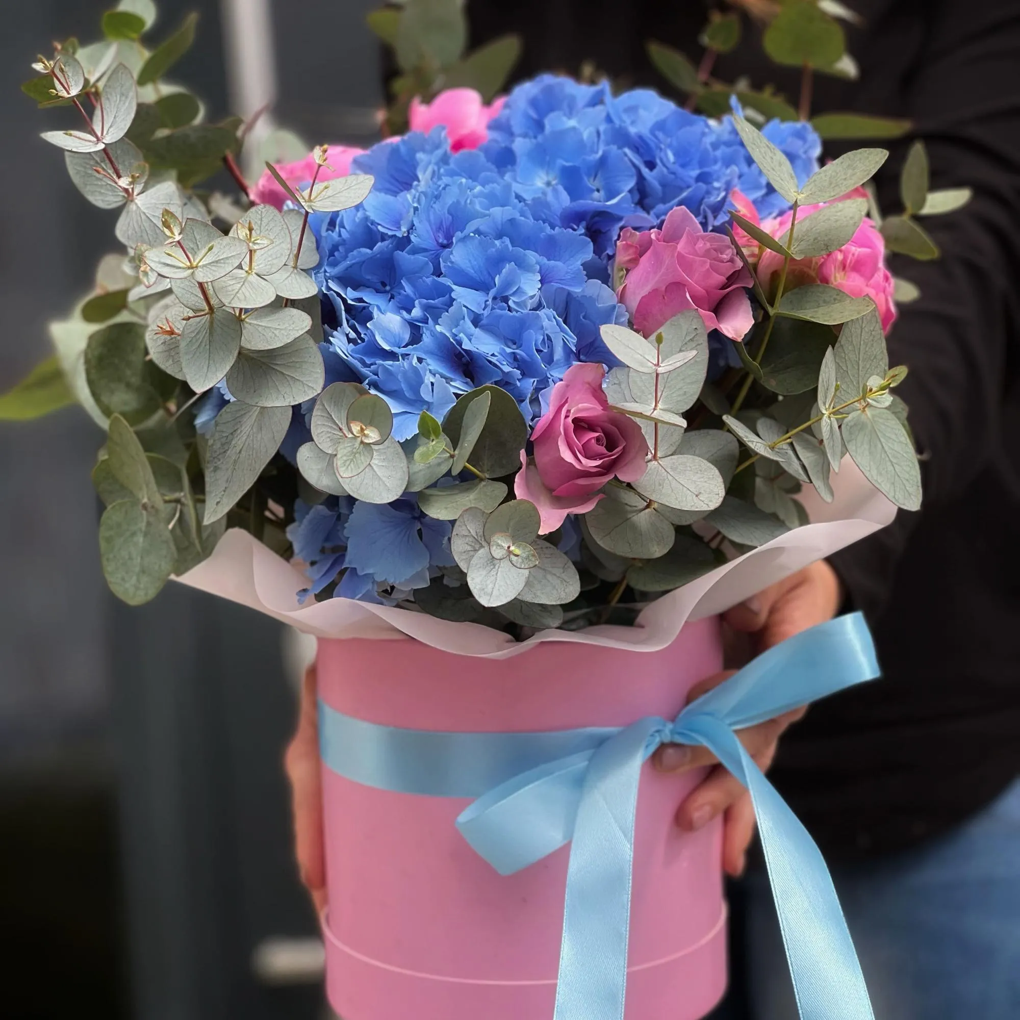 Розы, гортензии и пионы в коробке