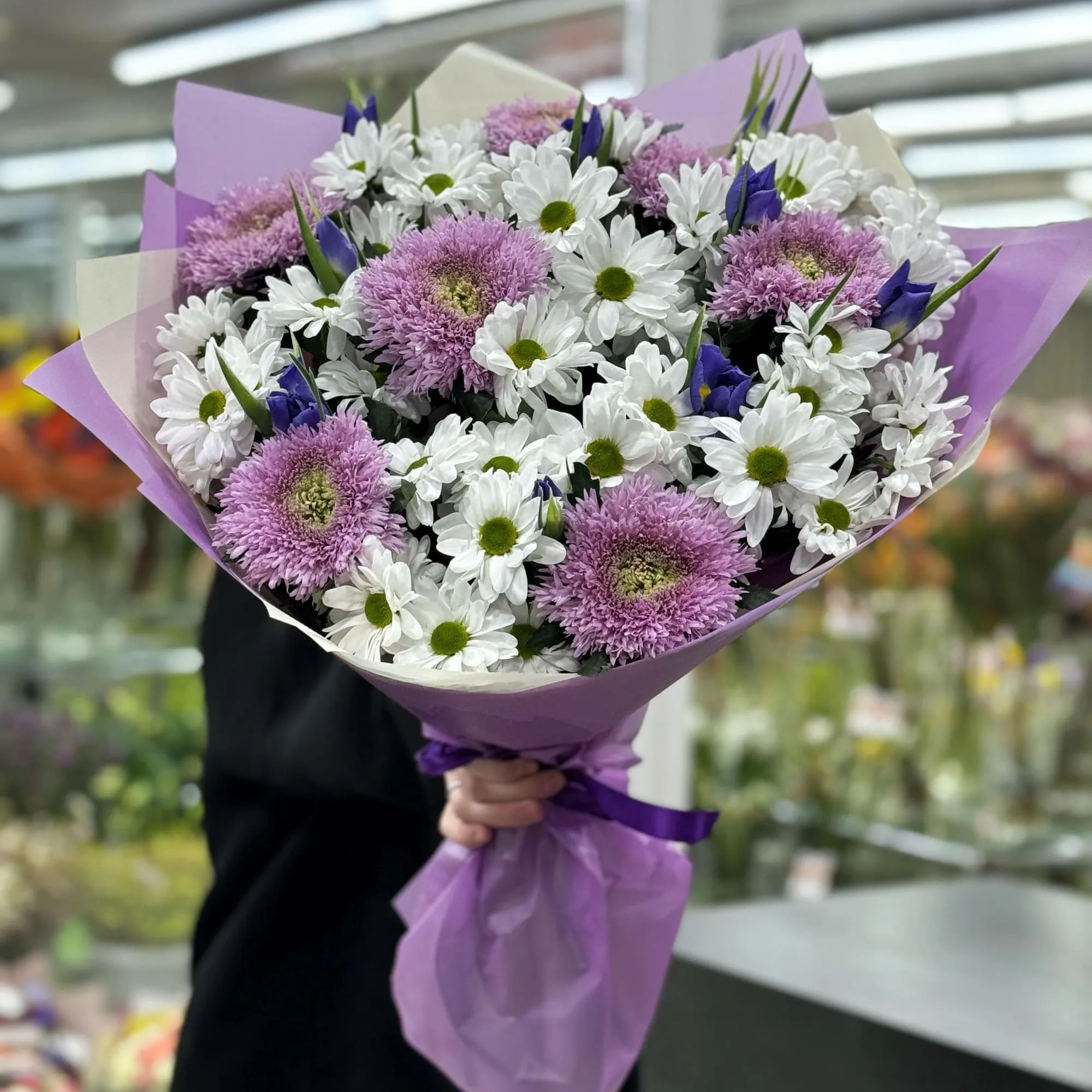 Огромный букет из хризантем и ирисов