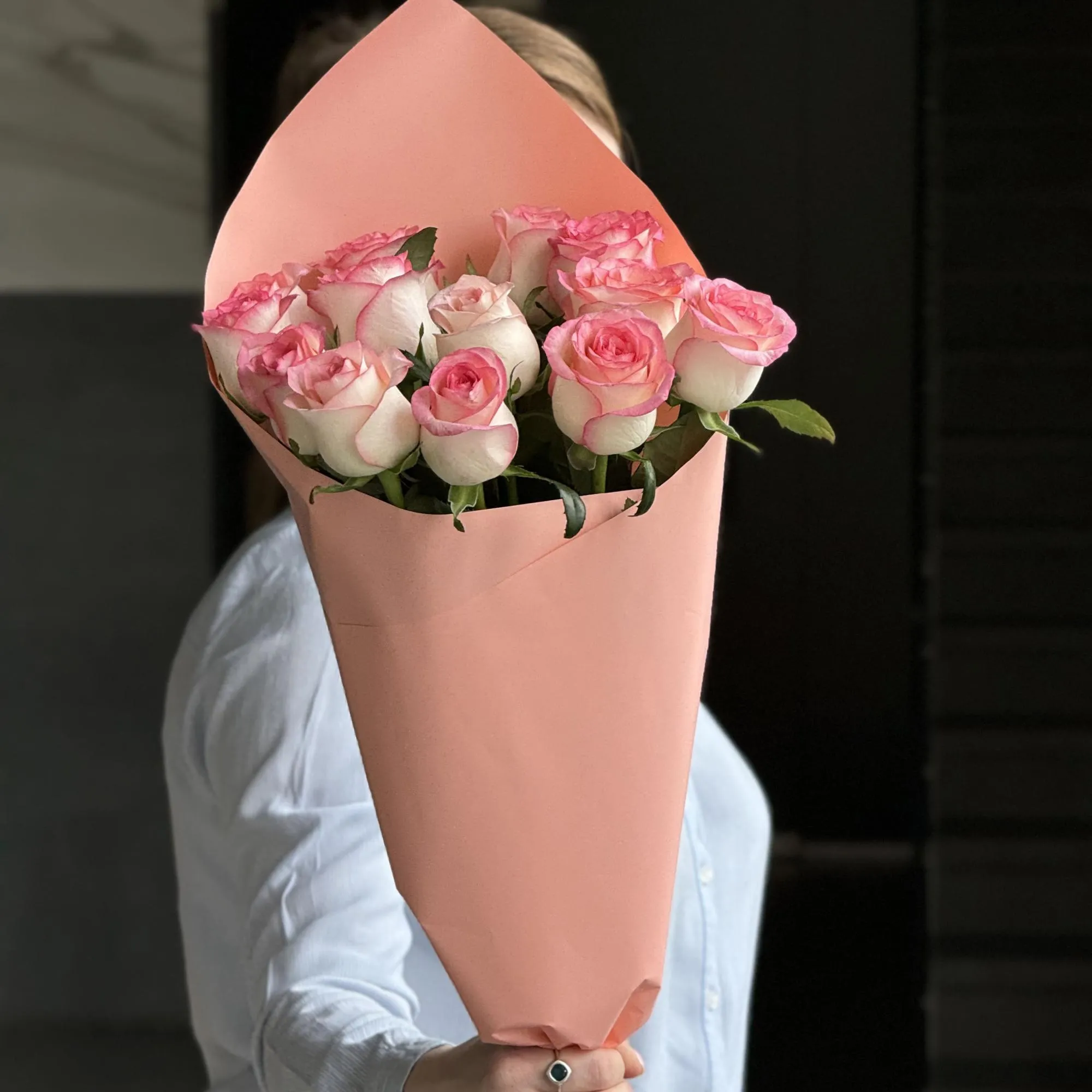 Букет из 13 розово-белых роз (70 см)