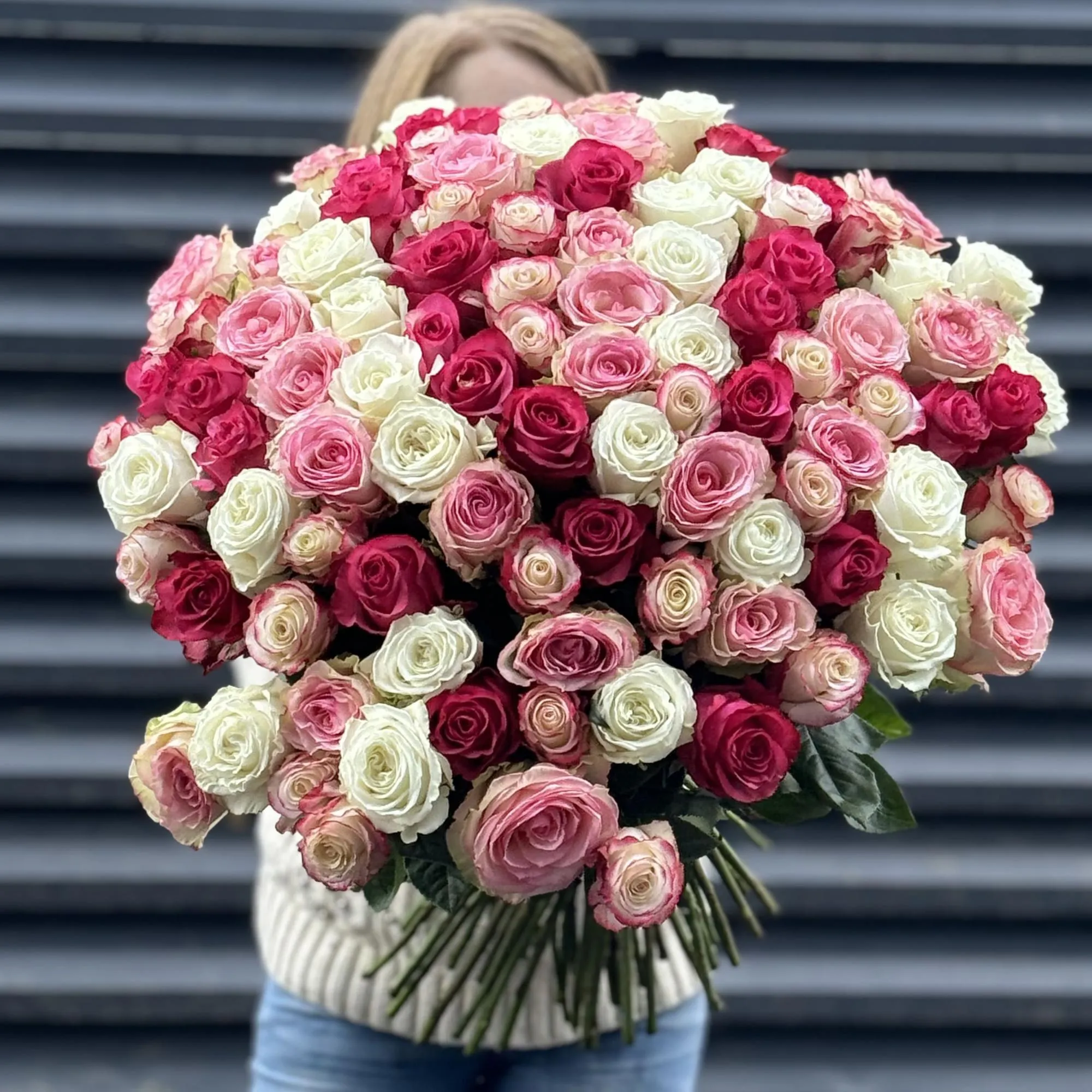 Букет 301 бело-розовый микс роз эквадор (70см)