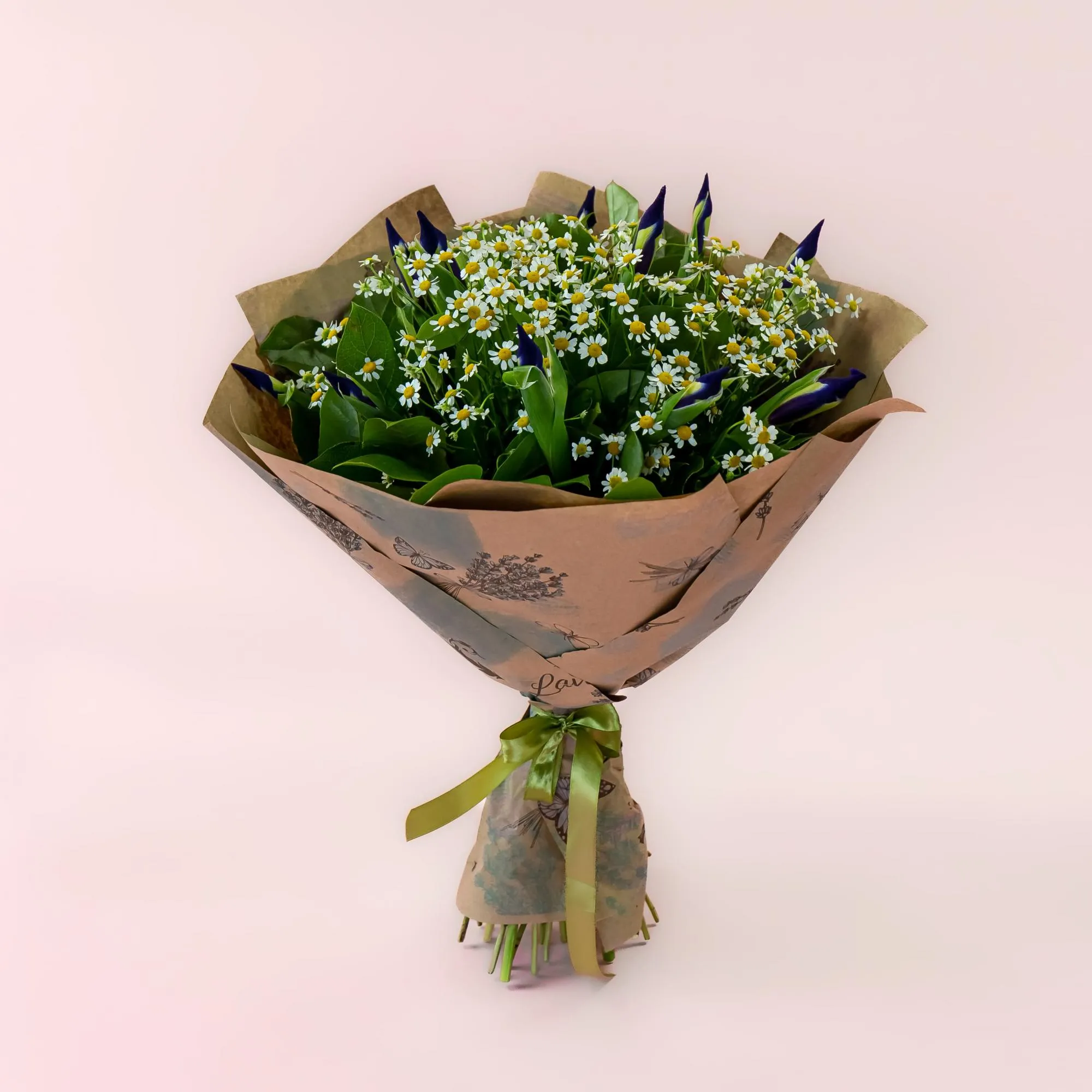 Букет из ромашек и 11 ирисов