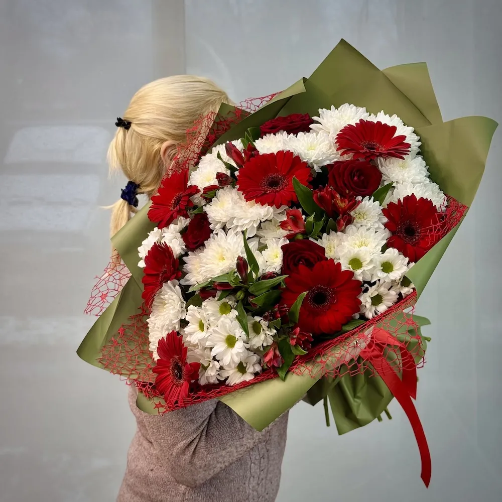 Букет из роз, гербер и хризантем