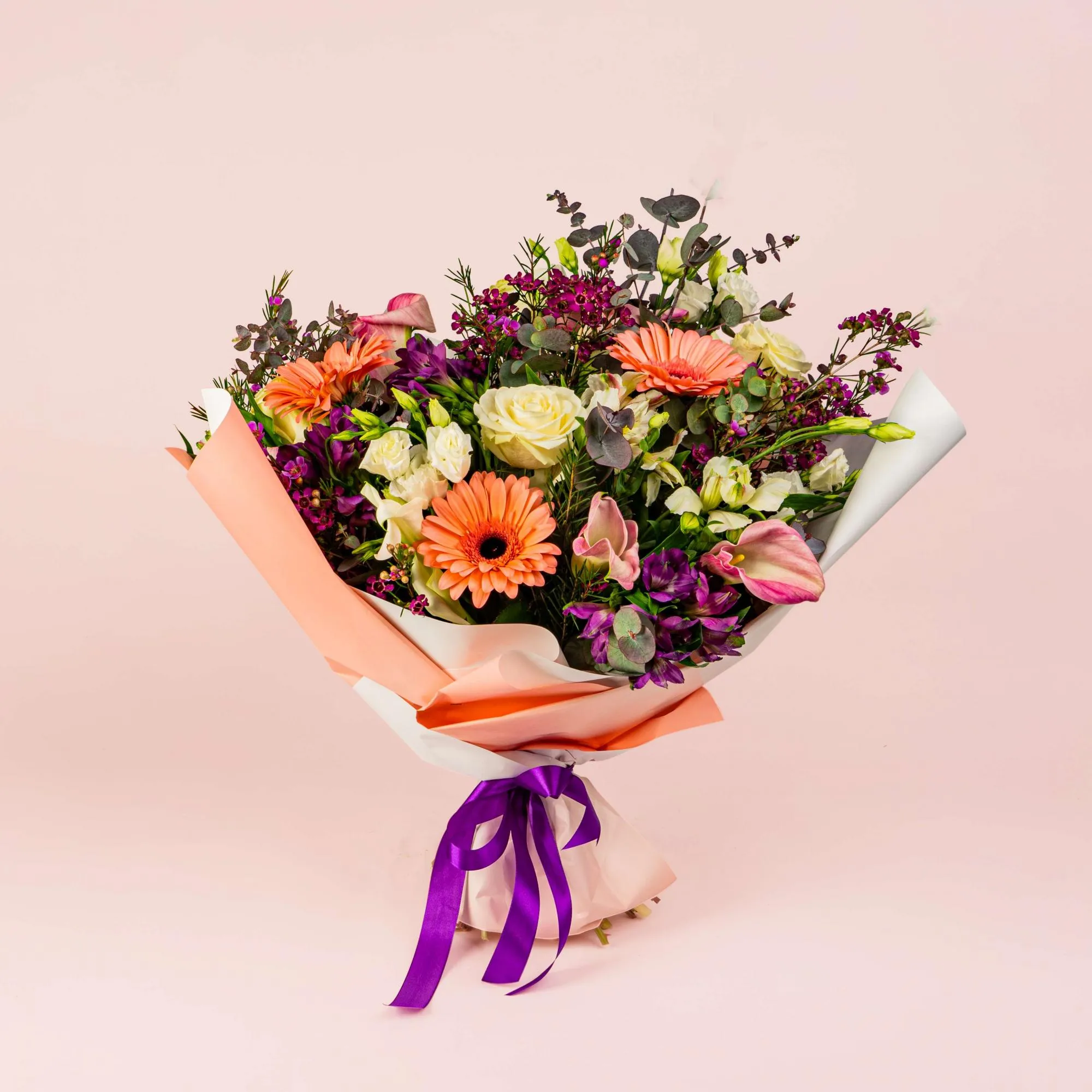 Букет из альстромерий, калл и эустом