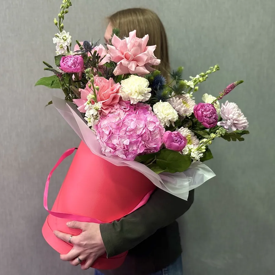 Букет из пионов, гвоздик и роз эквадор в корзине
