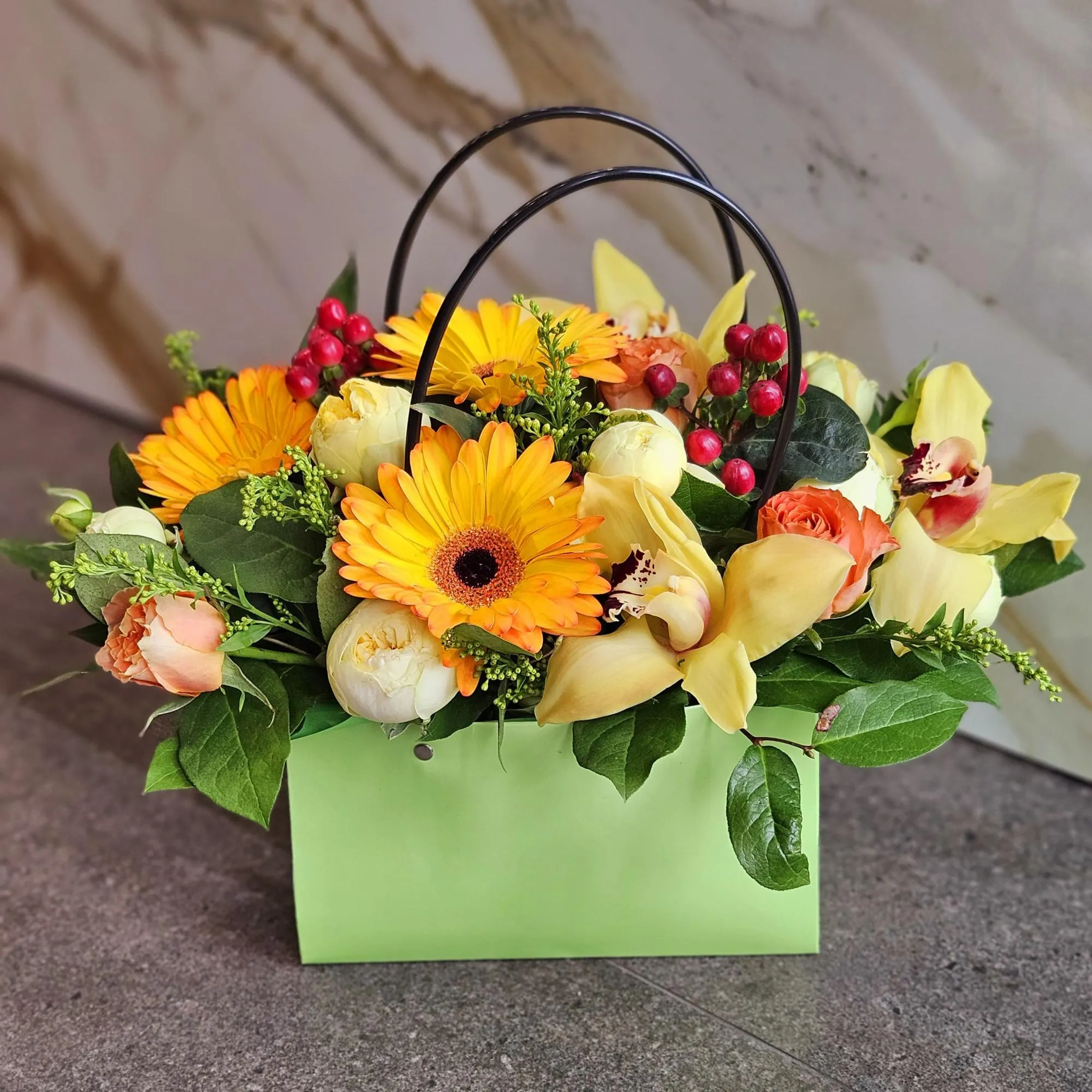 Розы, гиперикума и солидаго в коробке