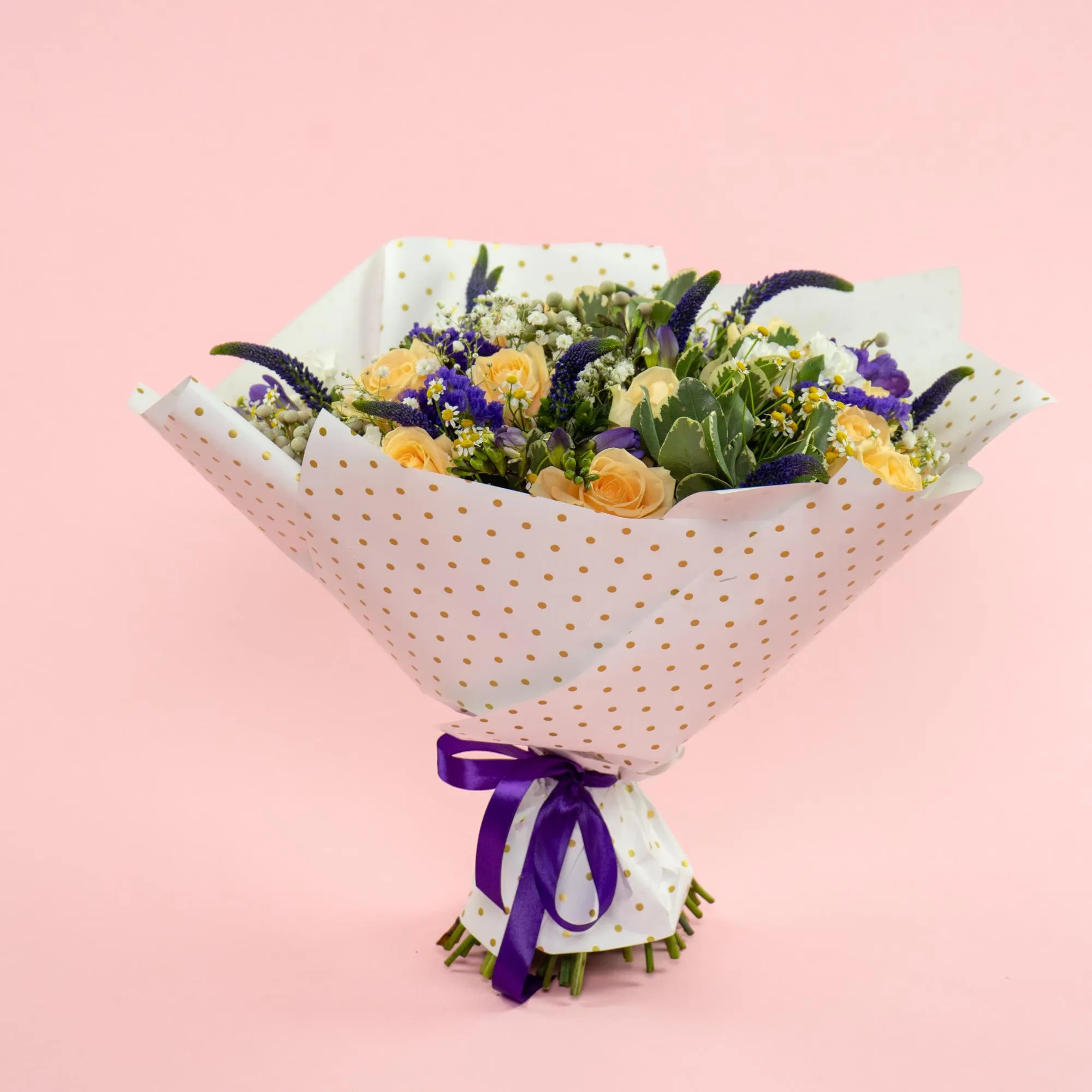 Букет из 20 роз и фрезий