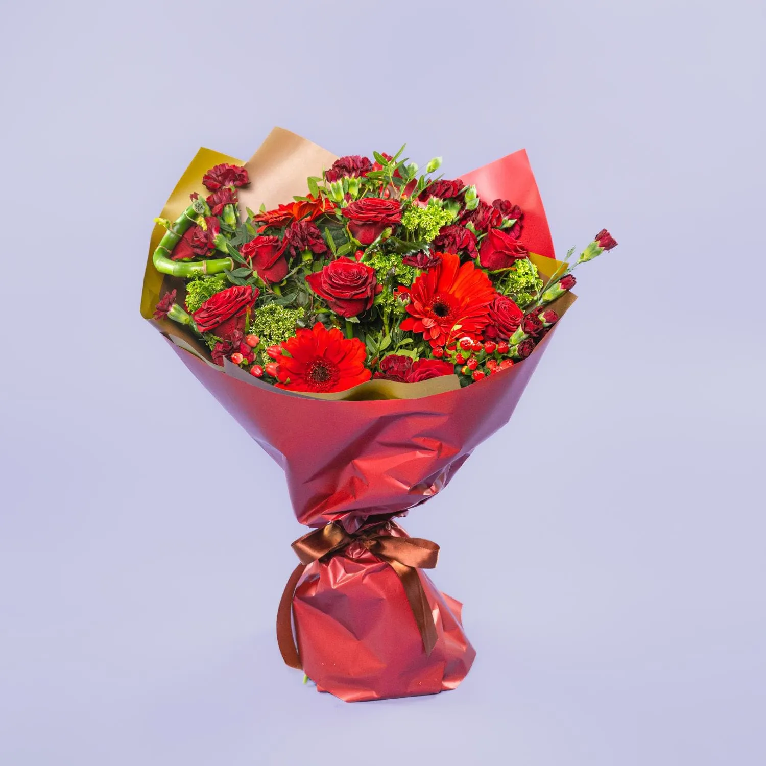 Букет из алых роз, гвоздик и гербер