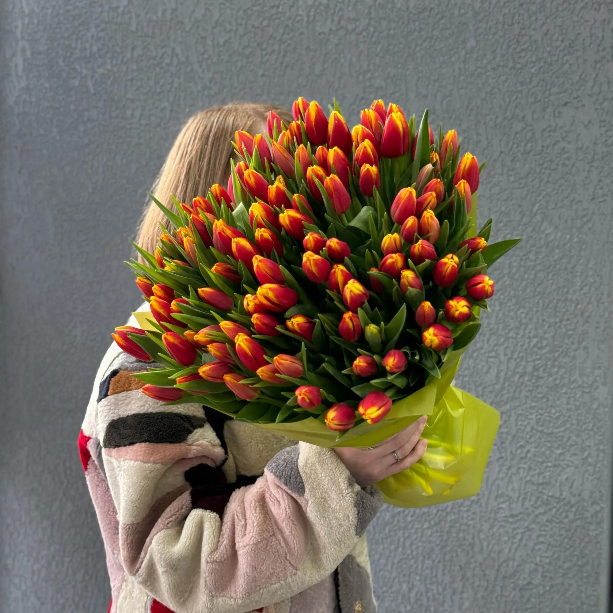 89 красно-жёлтых тюльпанов