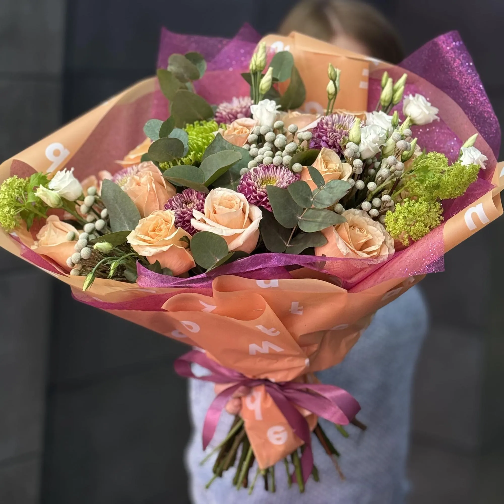 Букет из роз, брунии и хризантем