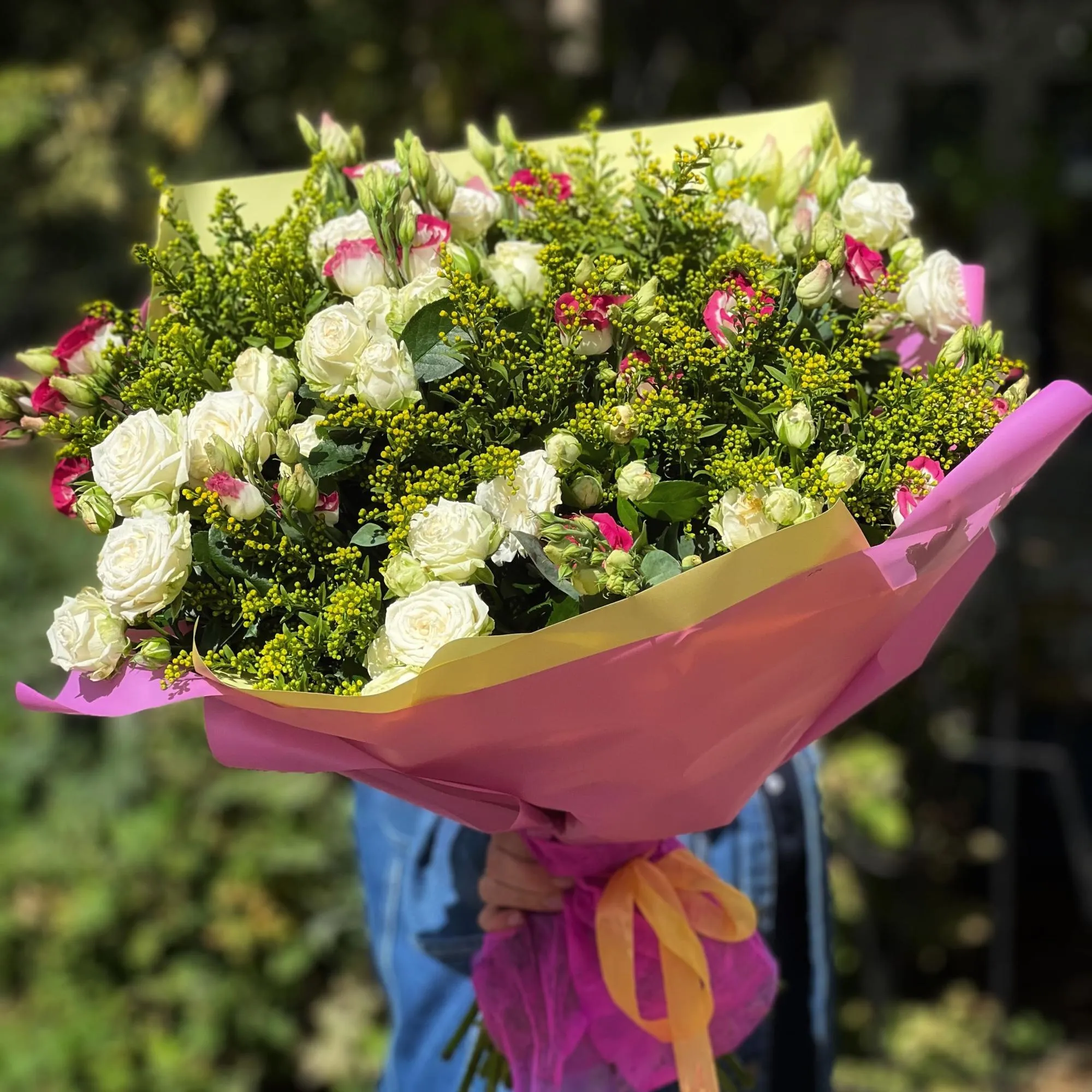 Огромный букет из эустом, роз и солидаго