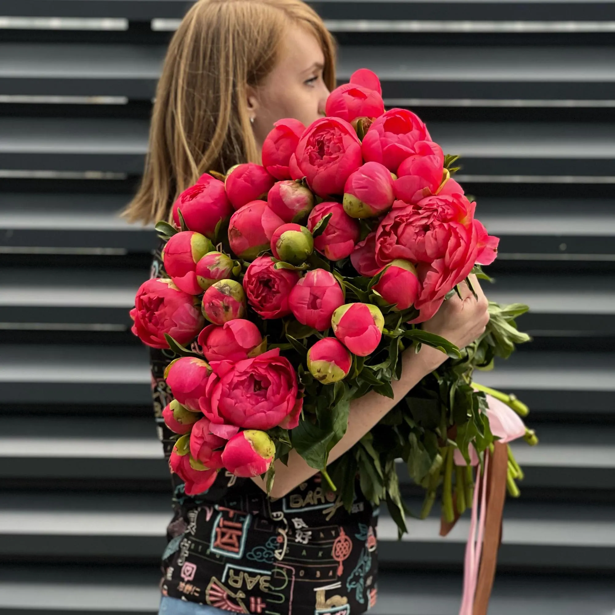 23 красных пиона