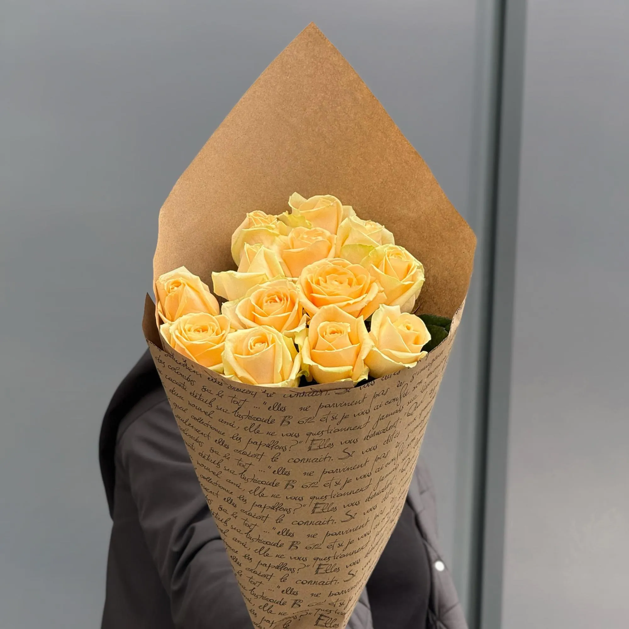 Букет из 13 кремовых роз (70 см)