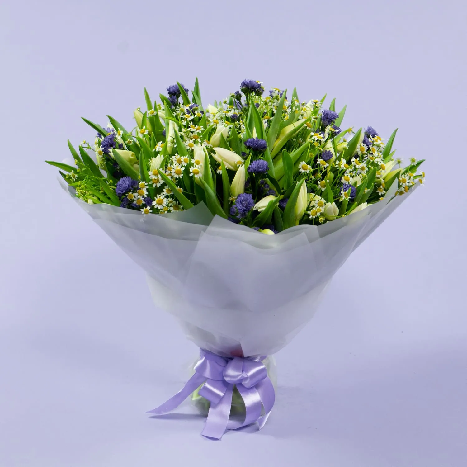 Букет из тюльпанов и ромашек