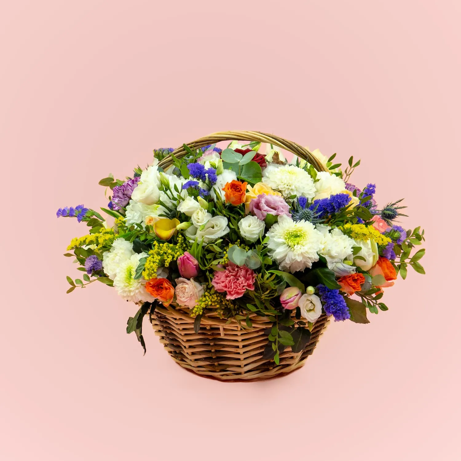 Хризантемы микс и эустом в корзине