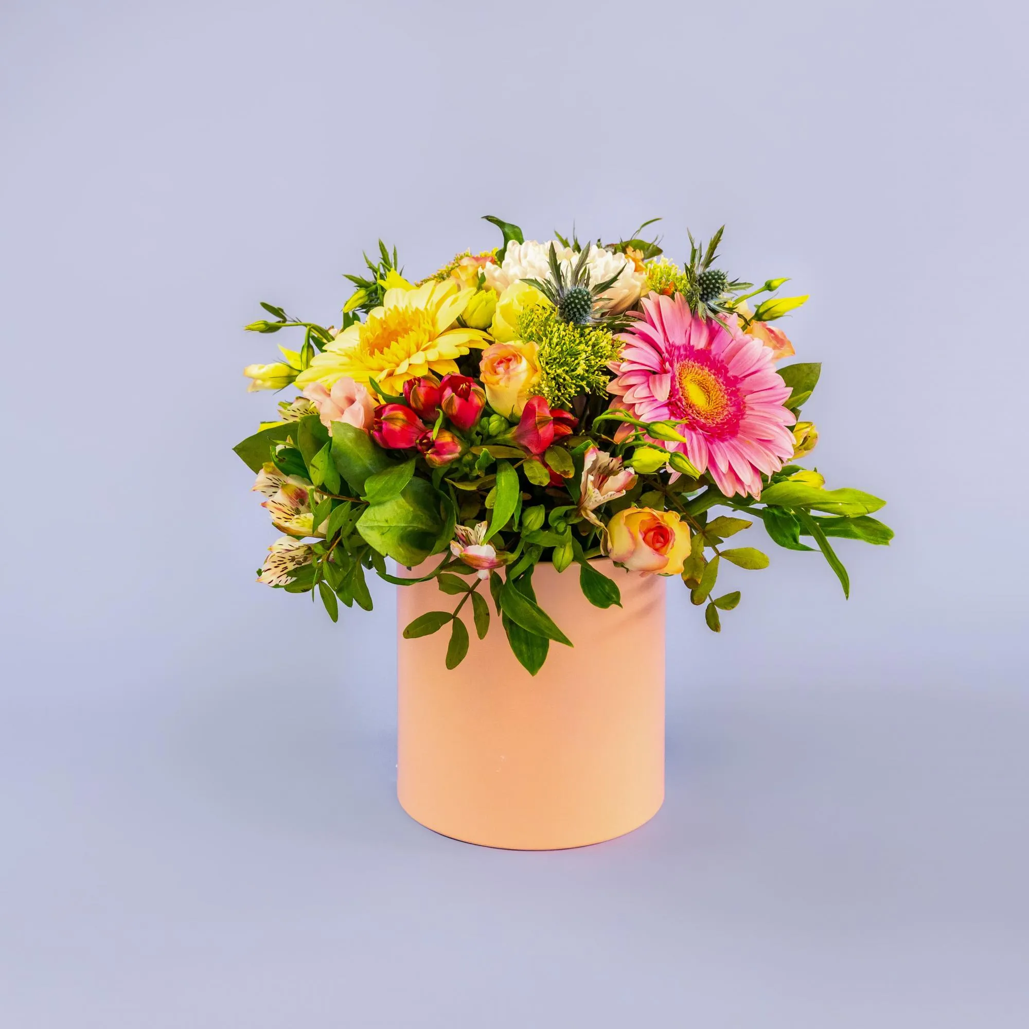 Герберы, альстромерии, розы в коробке