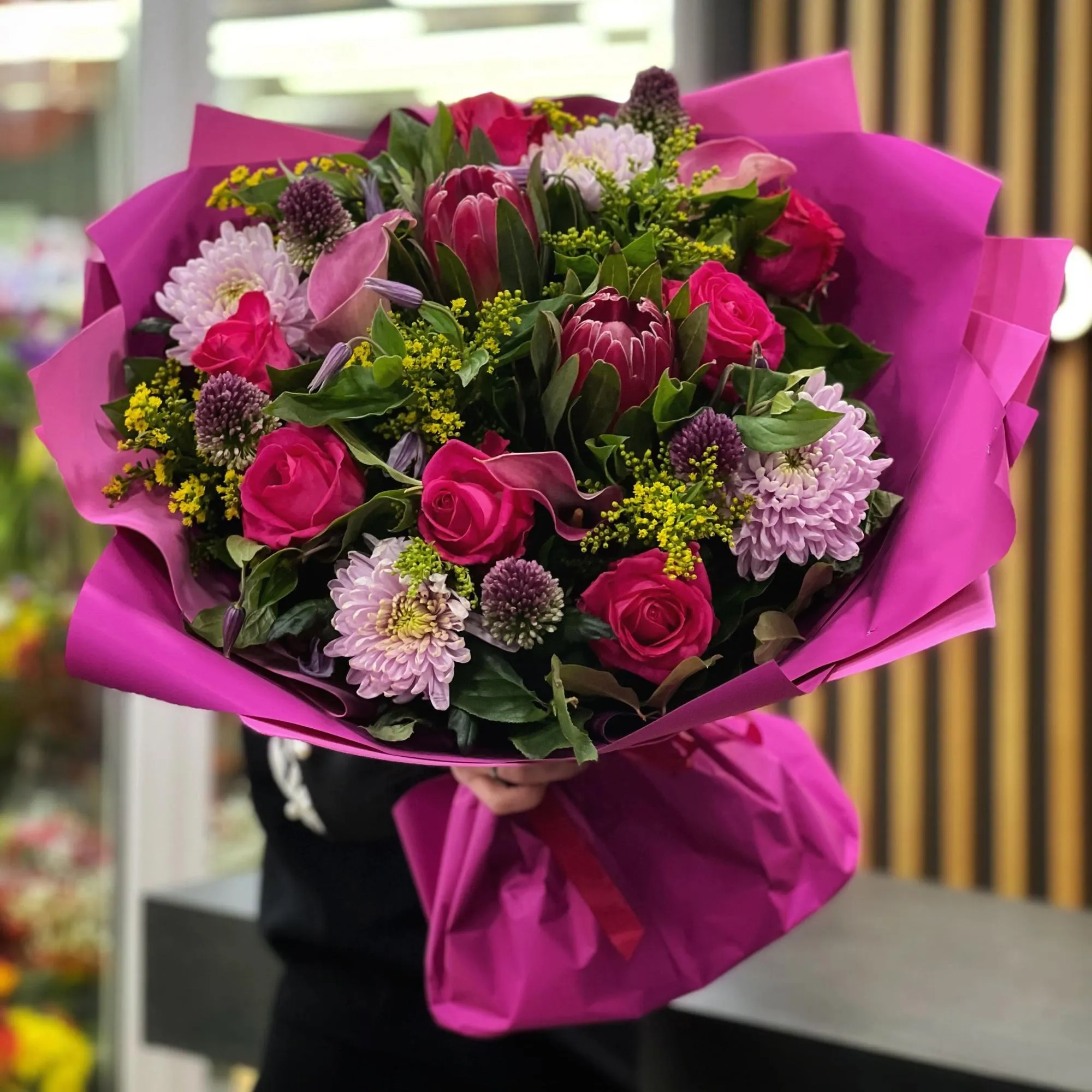 Букет из солидаго, хризантем и роз