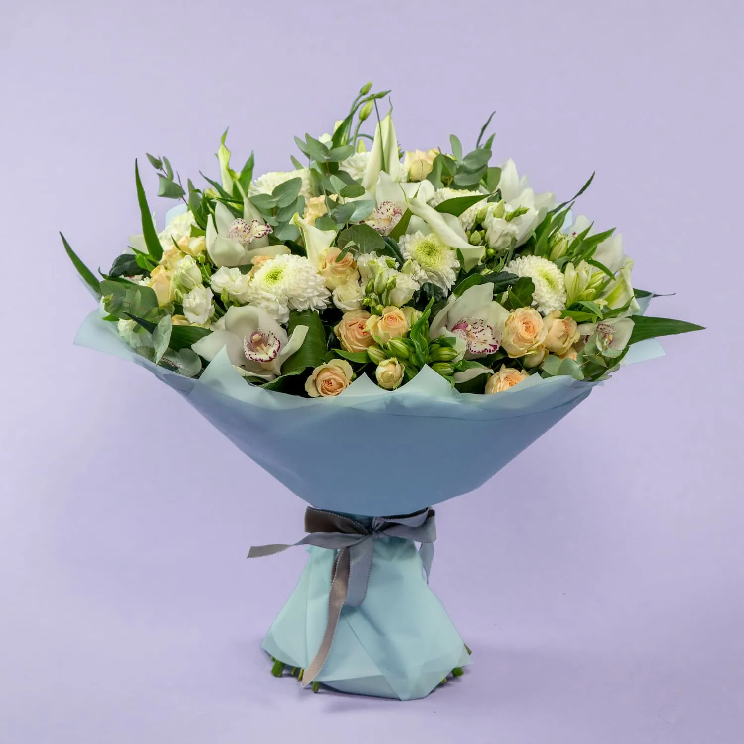 Букет из хризантем, роз и белой орхидеи