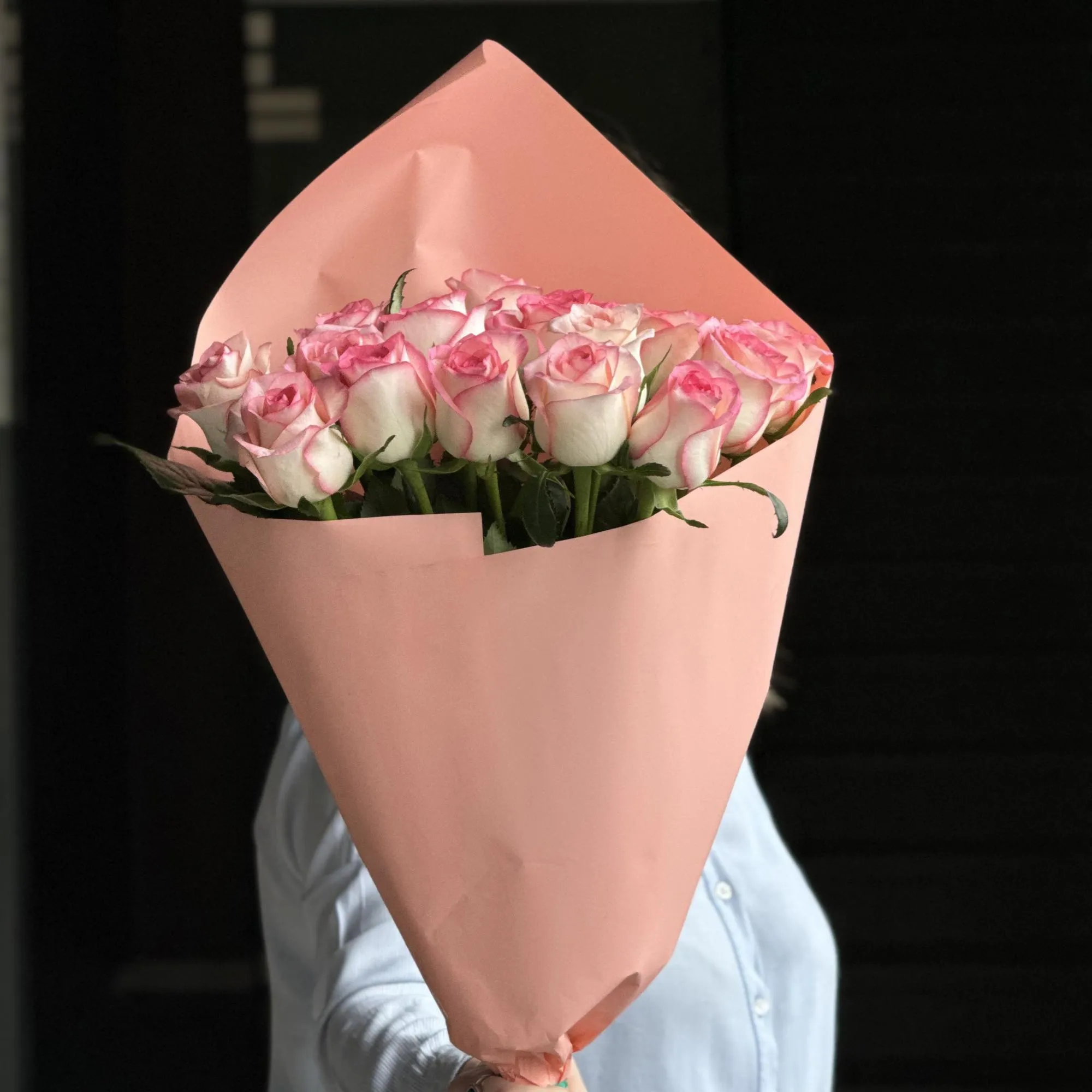 Букет из 15 розово-белых роз (70 см)