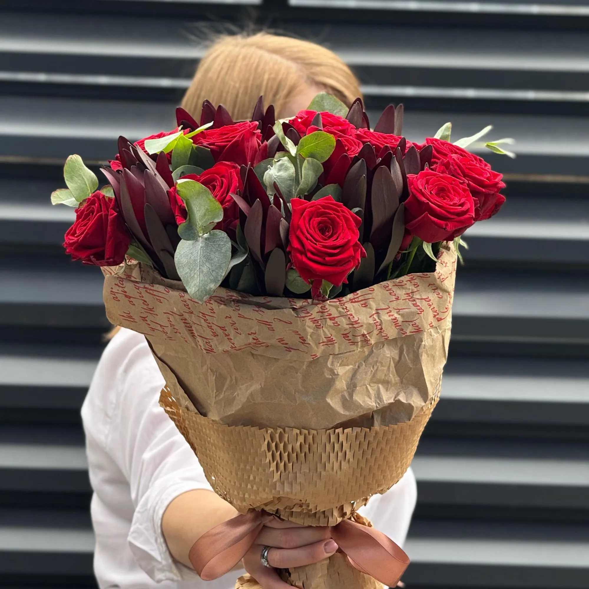 Огромный букет из роз и альстромерии