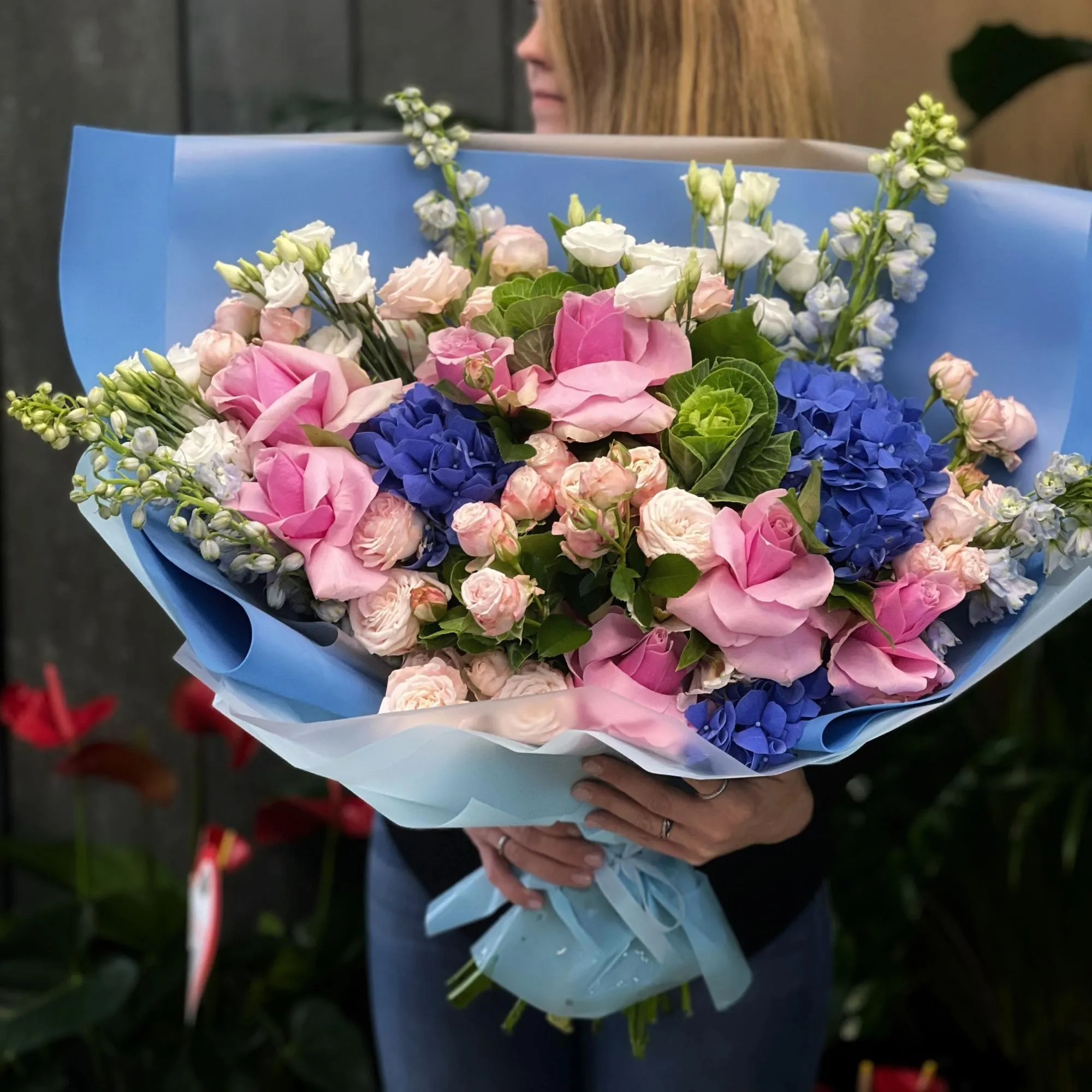 Букет из роз, брассики и эустом