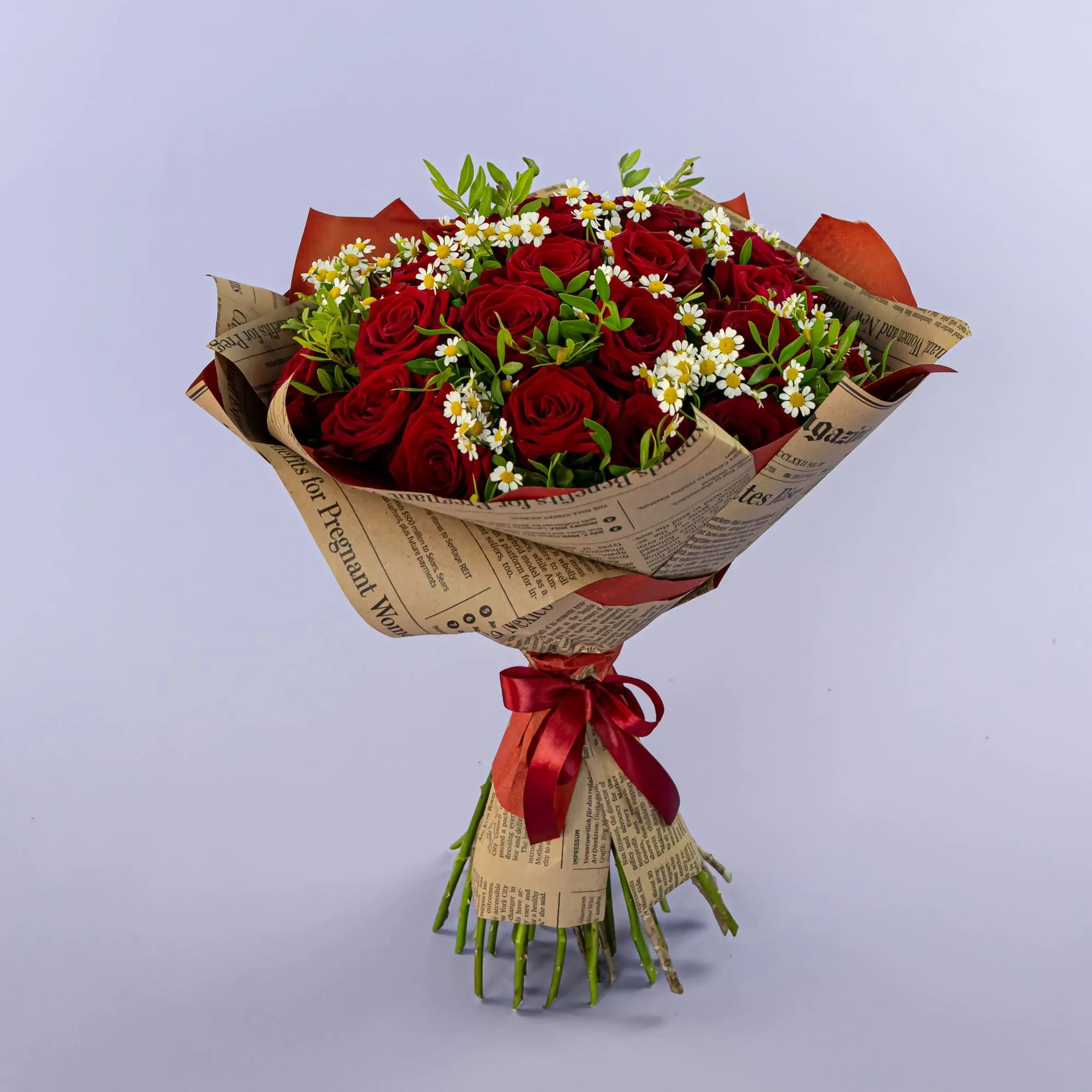 Букет из красных роз и ромашек