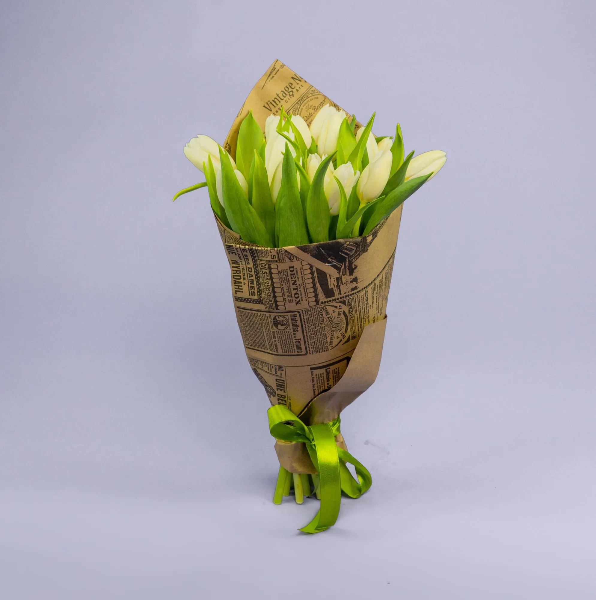 Букет из 15 белвых тюльпанов