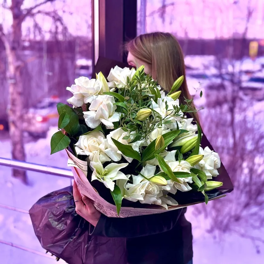 Букет из роз эквадор, альстромерий и лилий большой