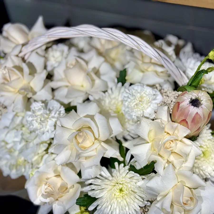 Букет из гвоздик, гортензий и роз эквадор в корзине