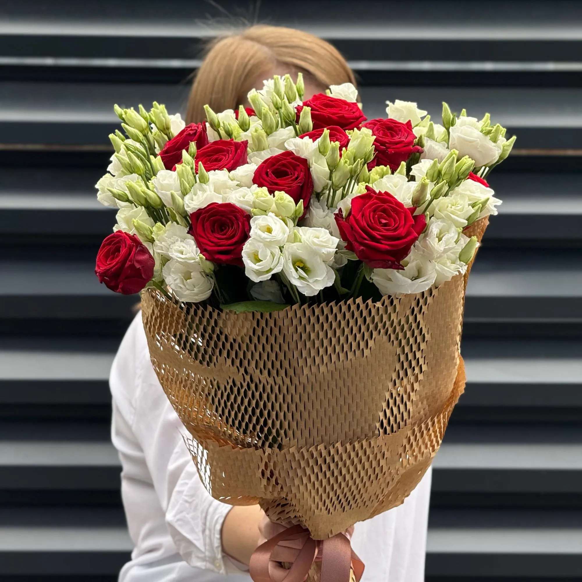 Букет из роз и эустом