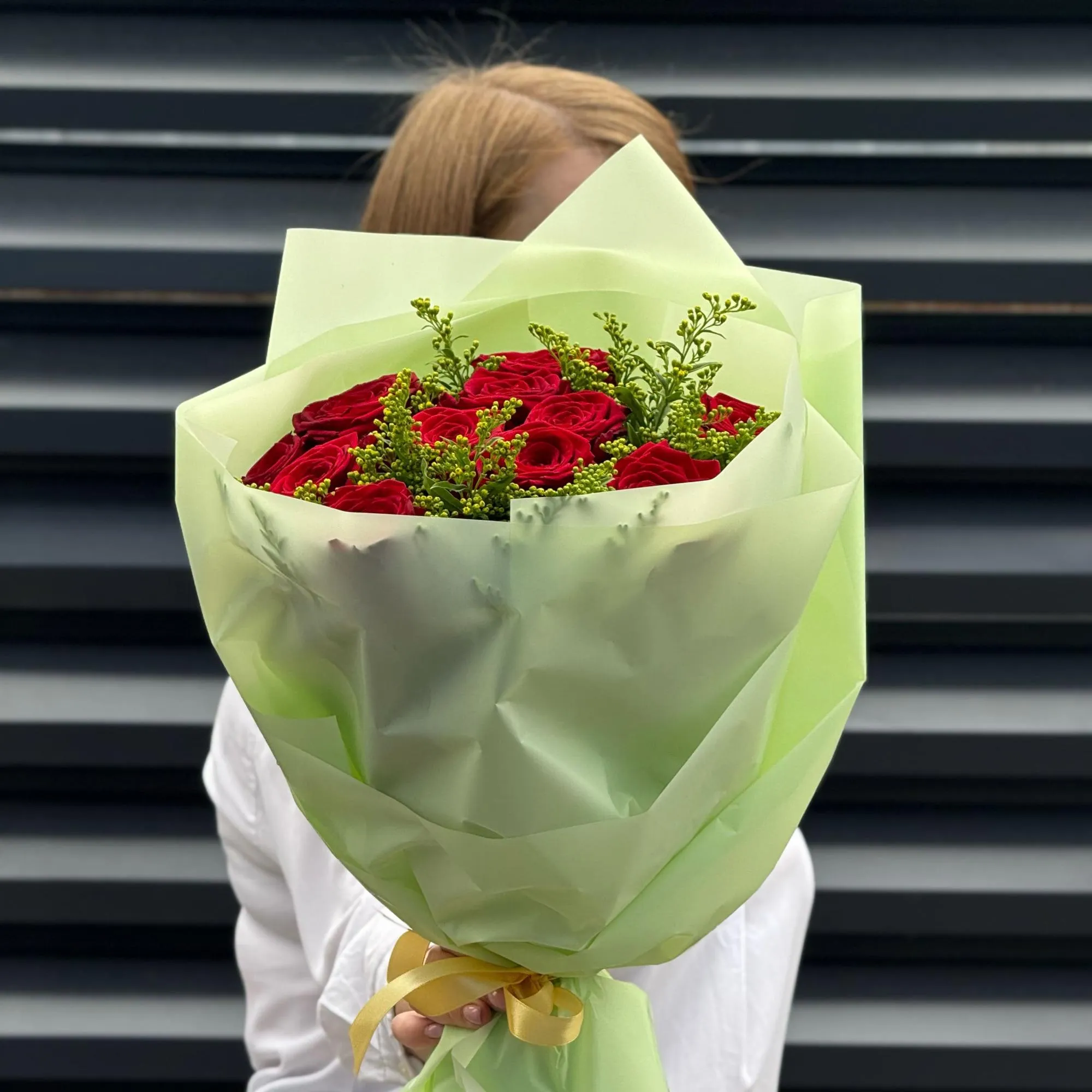 Огромный букет из роз и солидаго